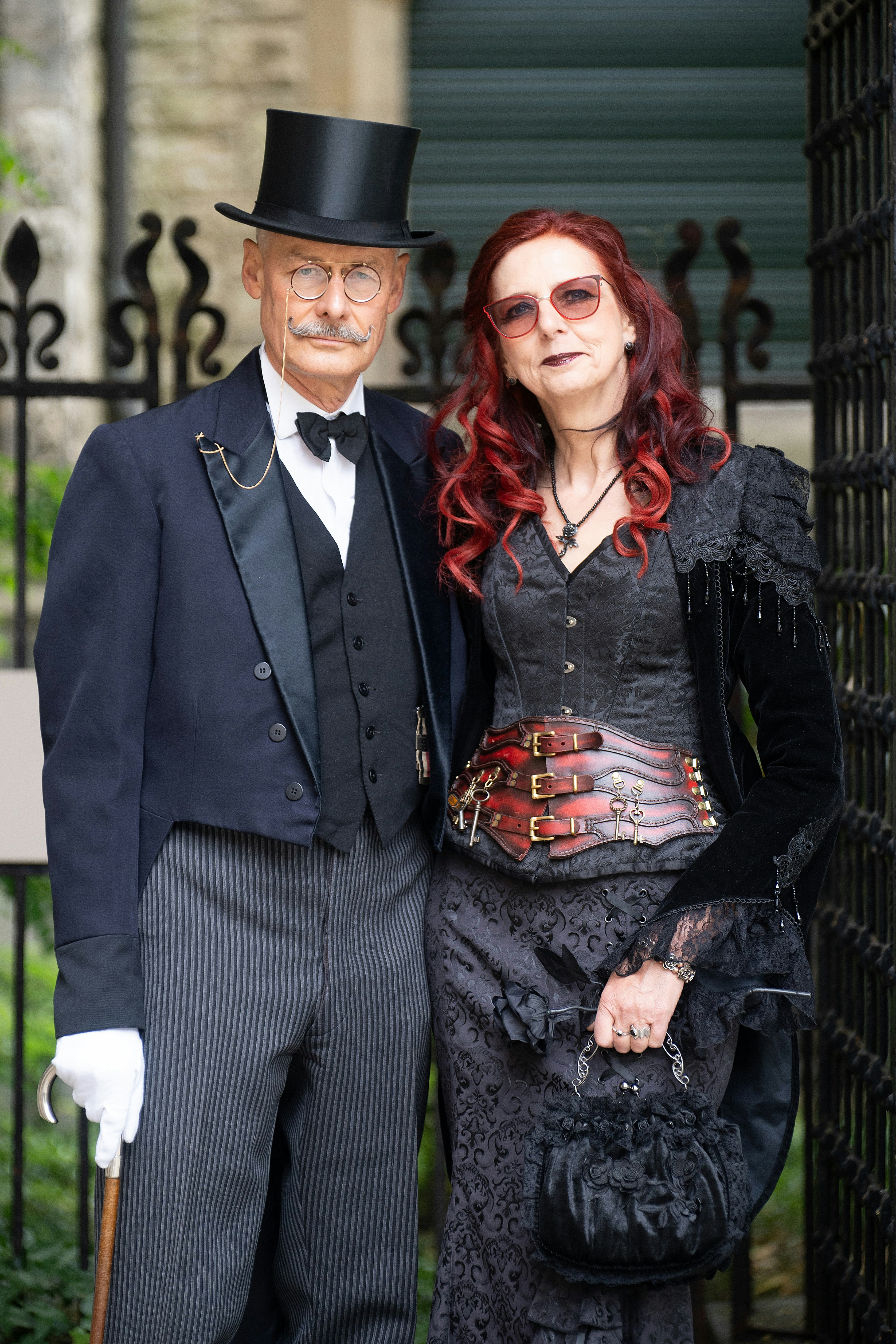 할로윈을 위해 분장한 남자와 여자