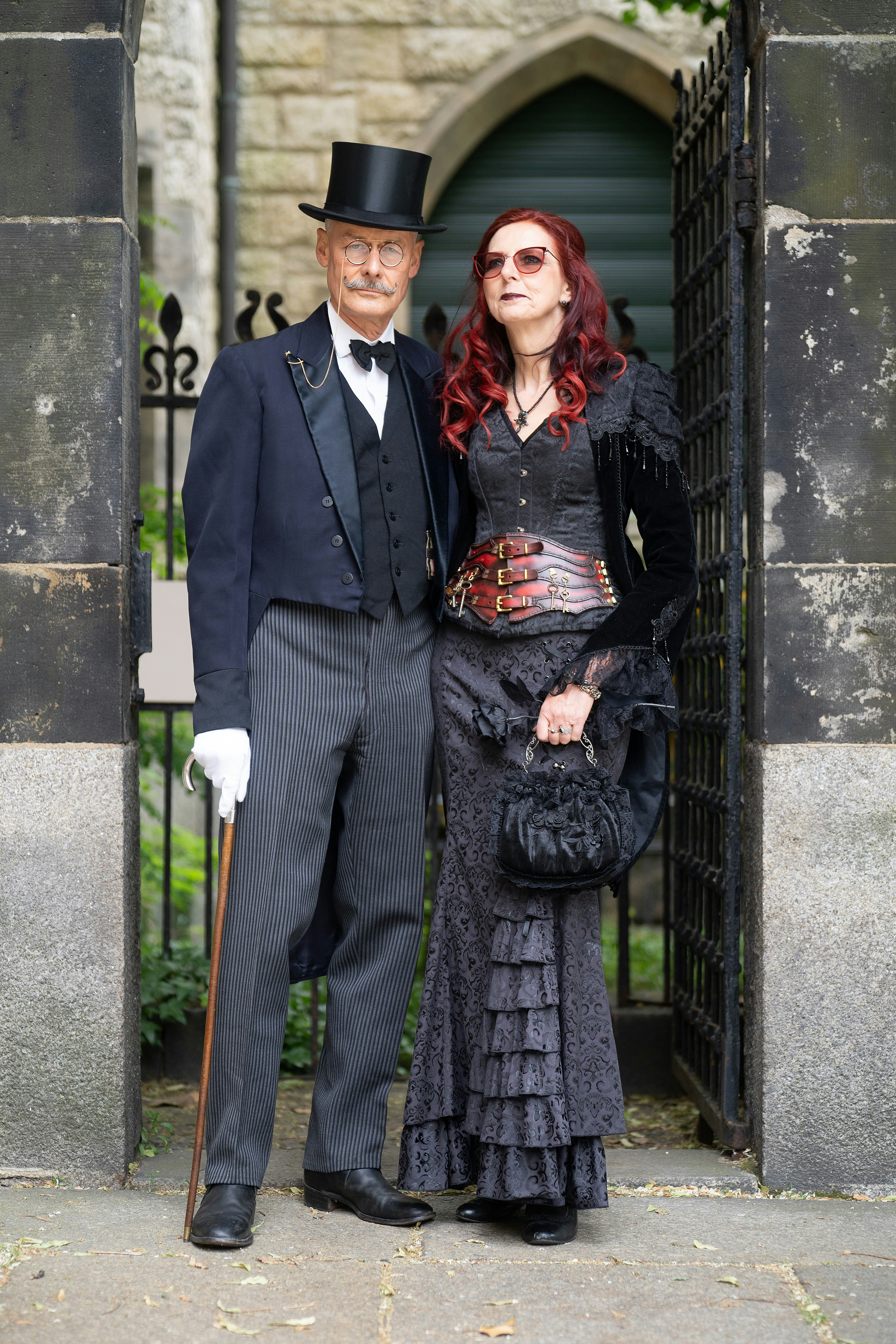 할로윈을 위해 분장한 남자와 여자