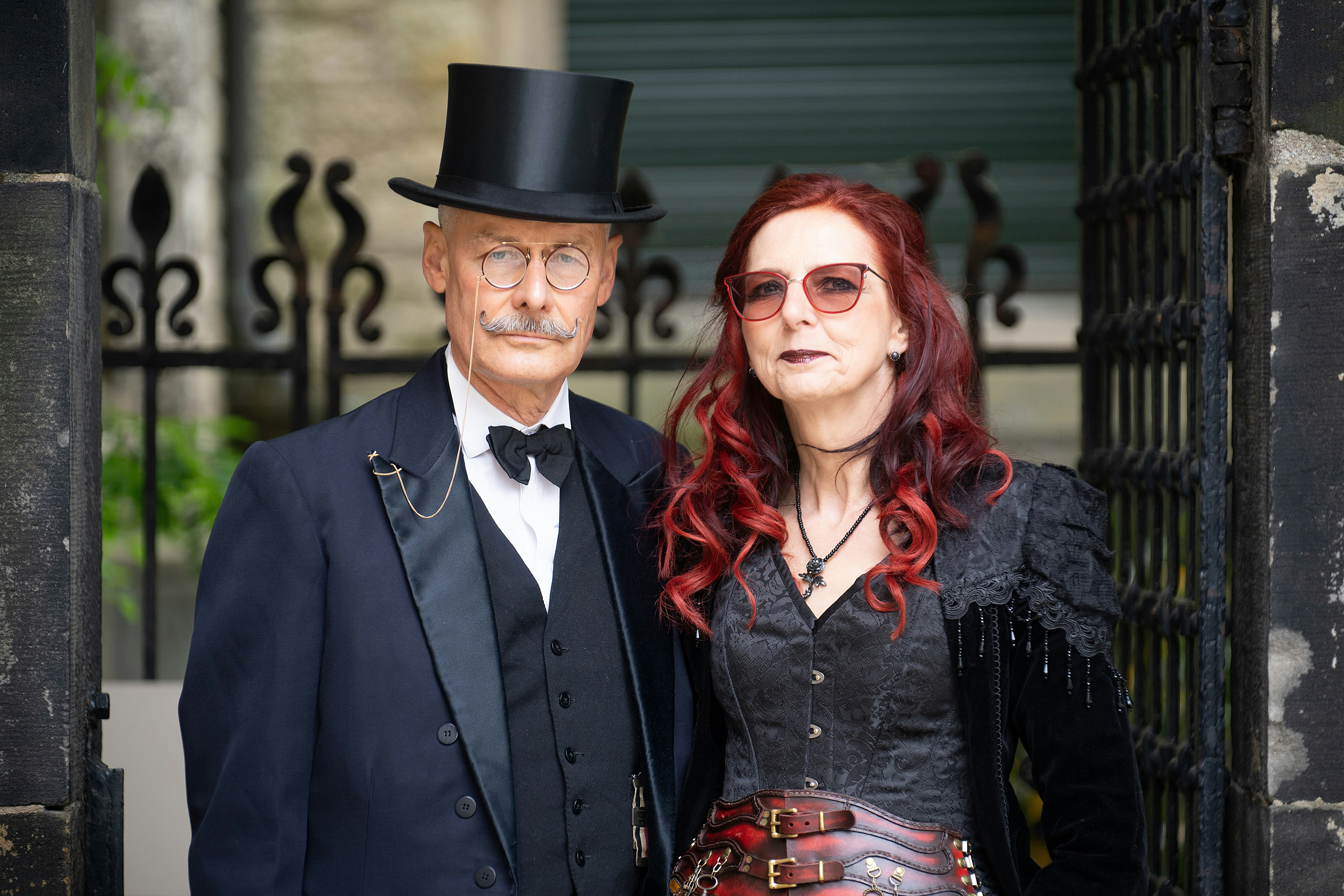 모자를 쓴 남자와 드레스를 입은 여자