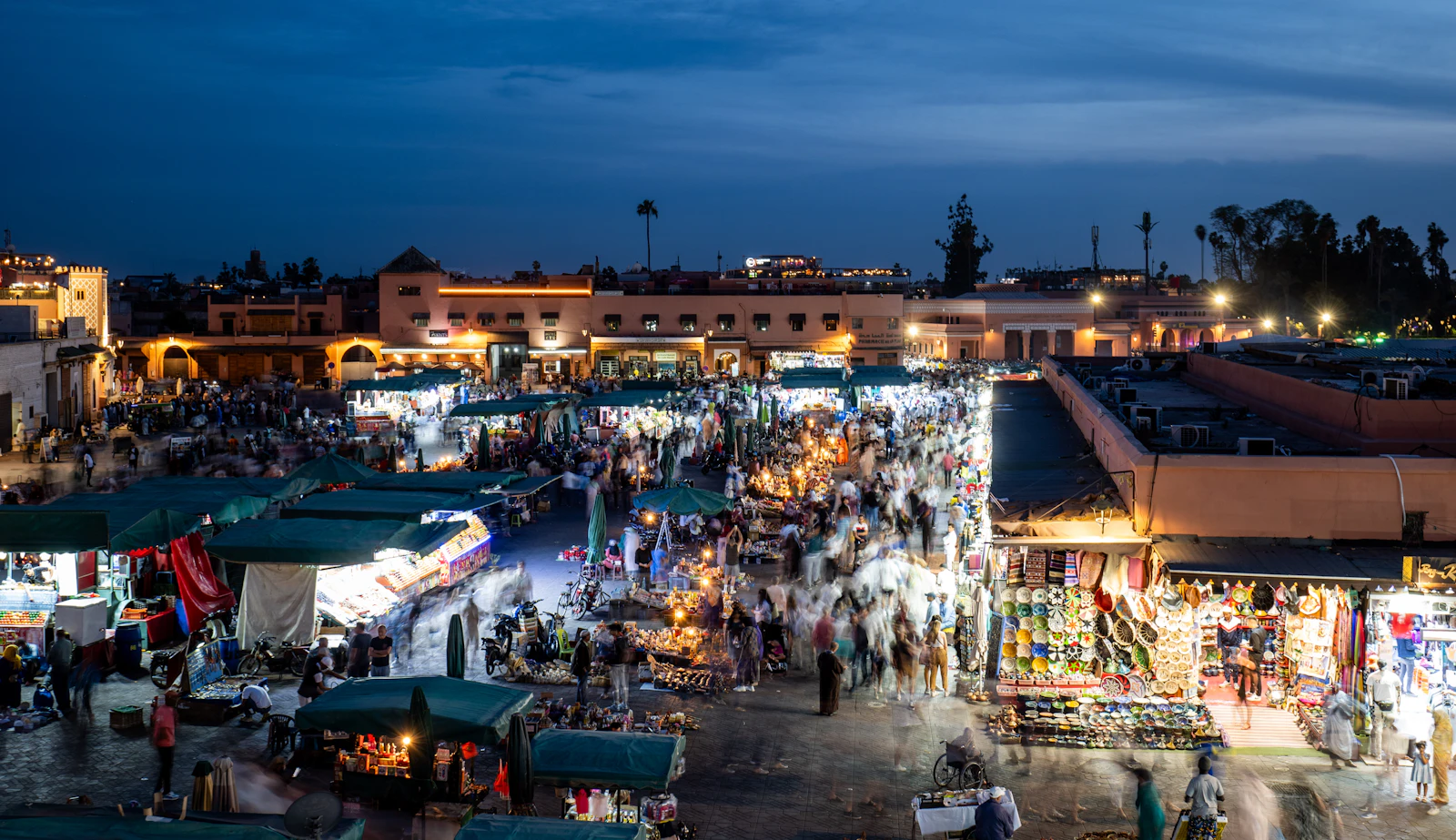 Puestos de comida al anochecer en Jemaa el-Fna