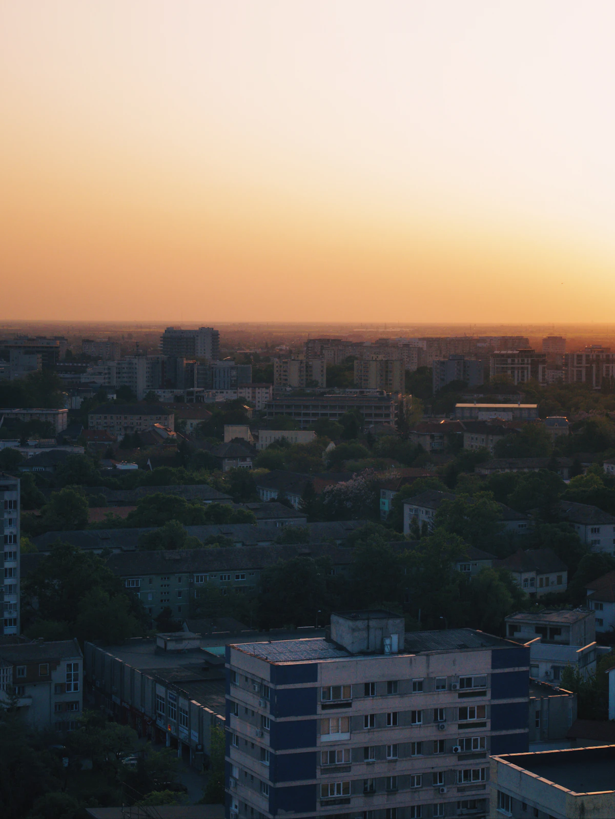 Unde te cazezi în Timișoara - orașul văzut la apus dintr-unul din turnurile noi de lângă Iulius Town