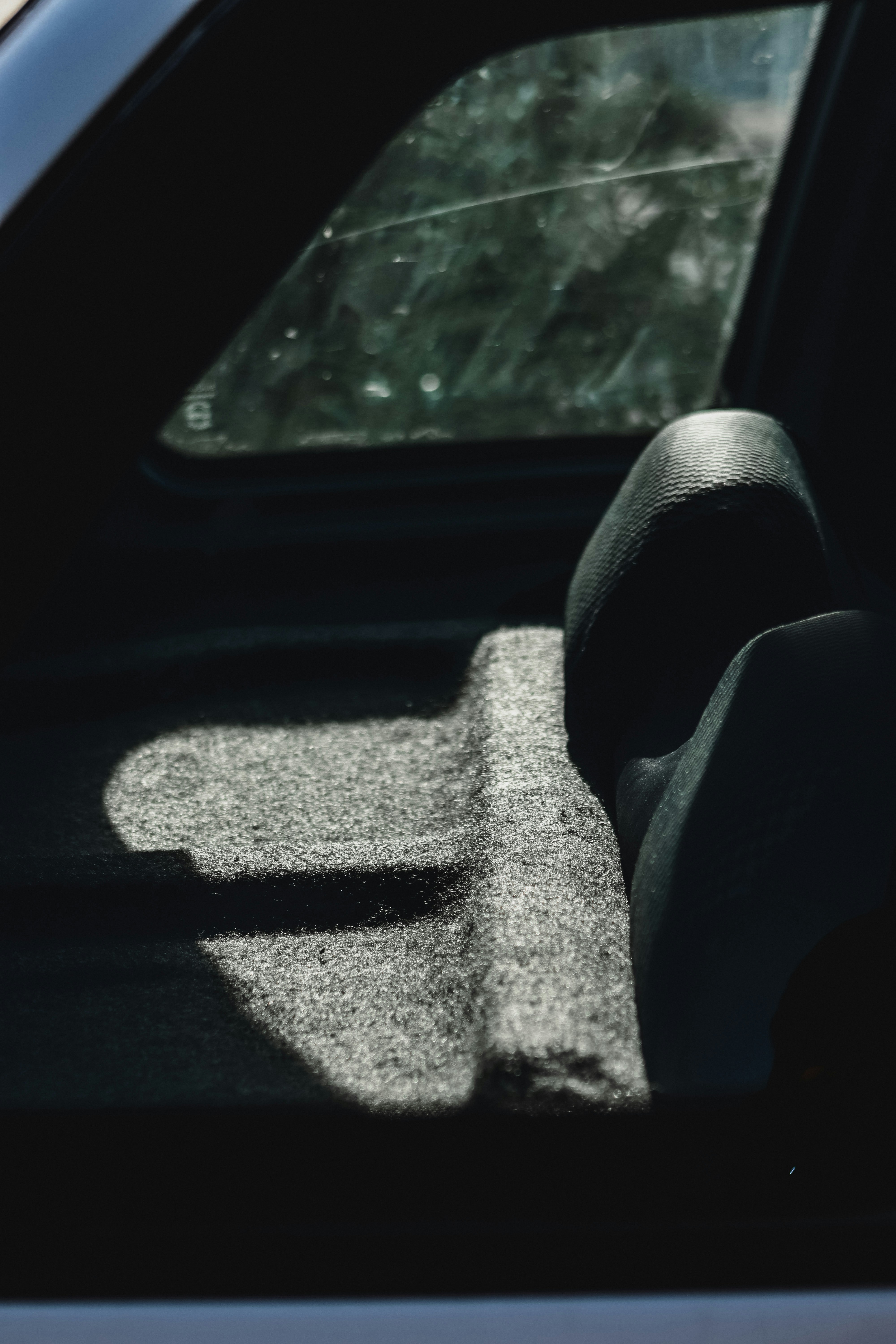 der Rücksitz eines Autos, auf das die Sonne scheint