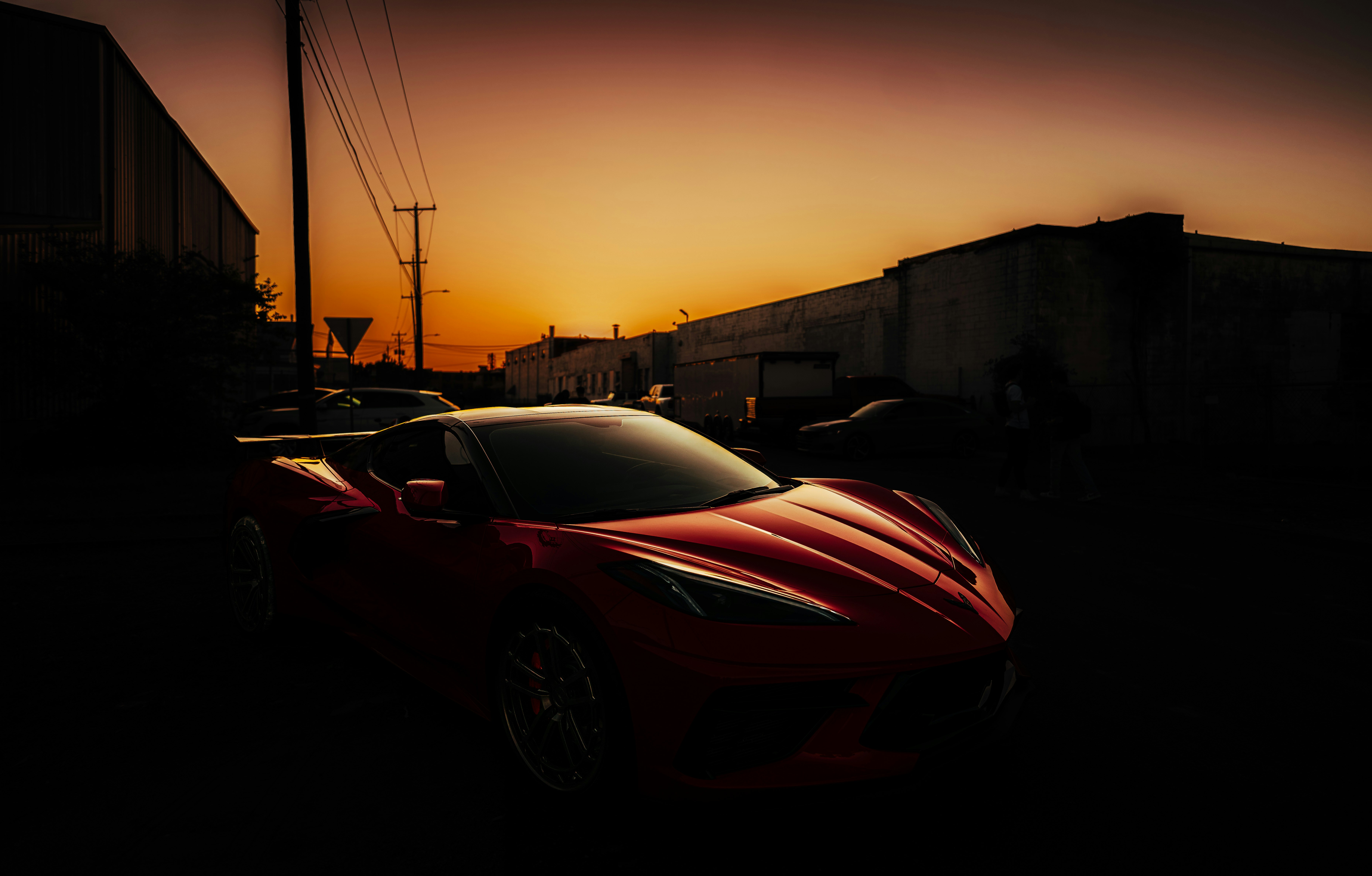 ein roter Sportwagen, der auf einem Parkplatz geparkt ist