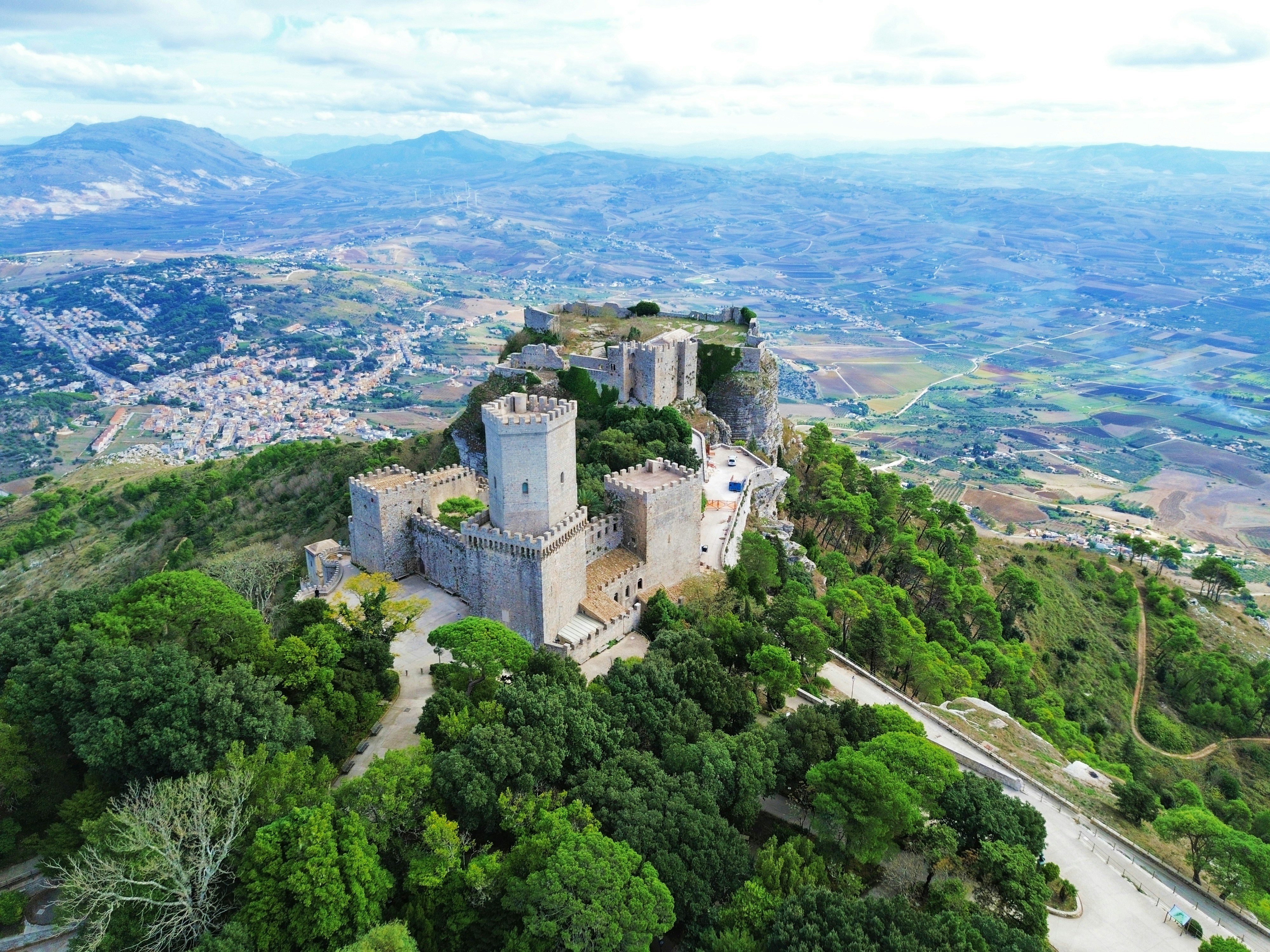 une vue aérienne d’un château au sommet d’une colline