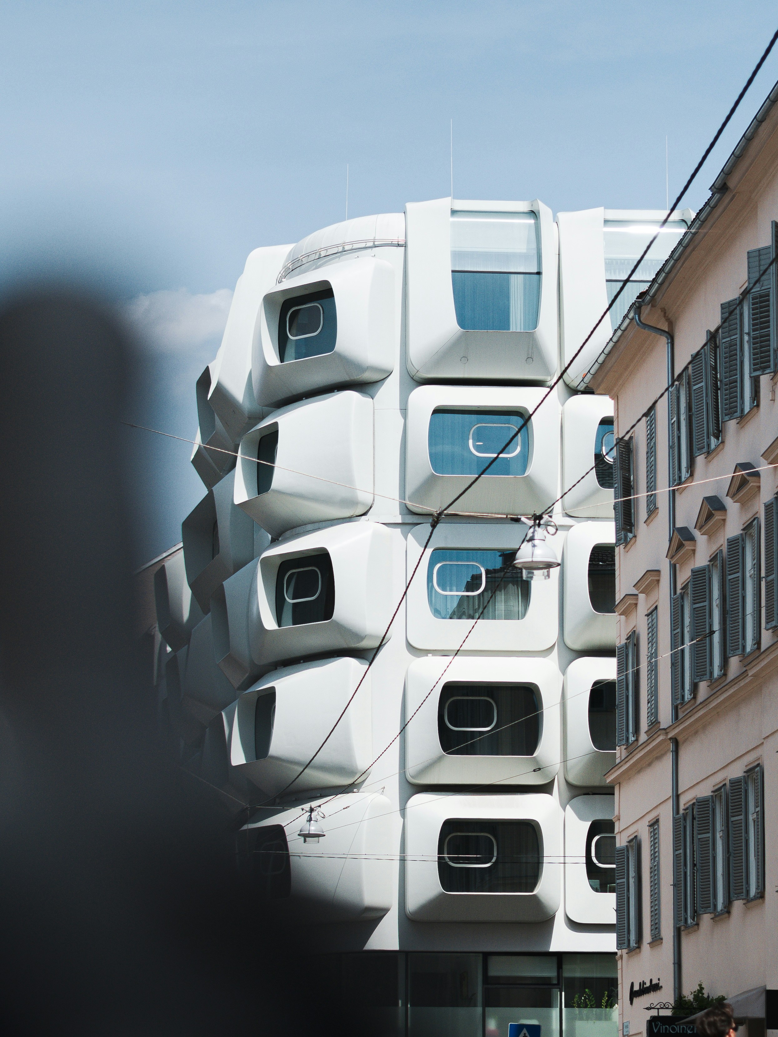 um grande edifício branco com várias janelas ao lado dele