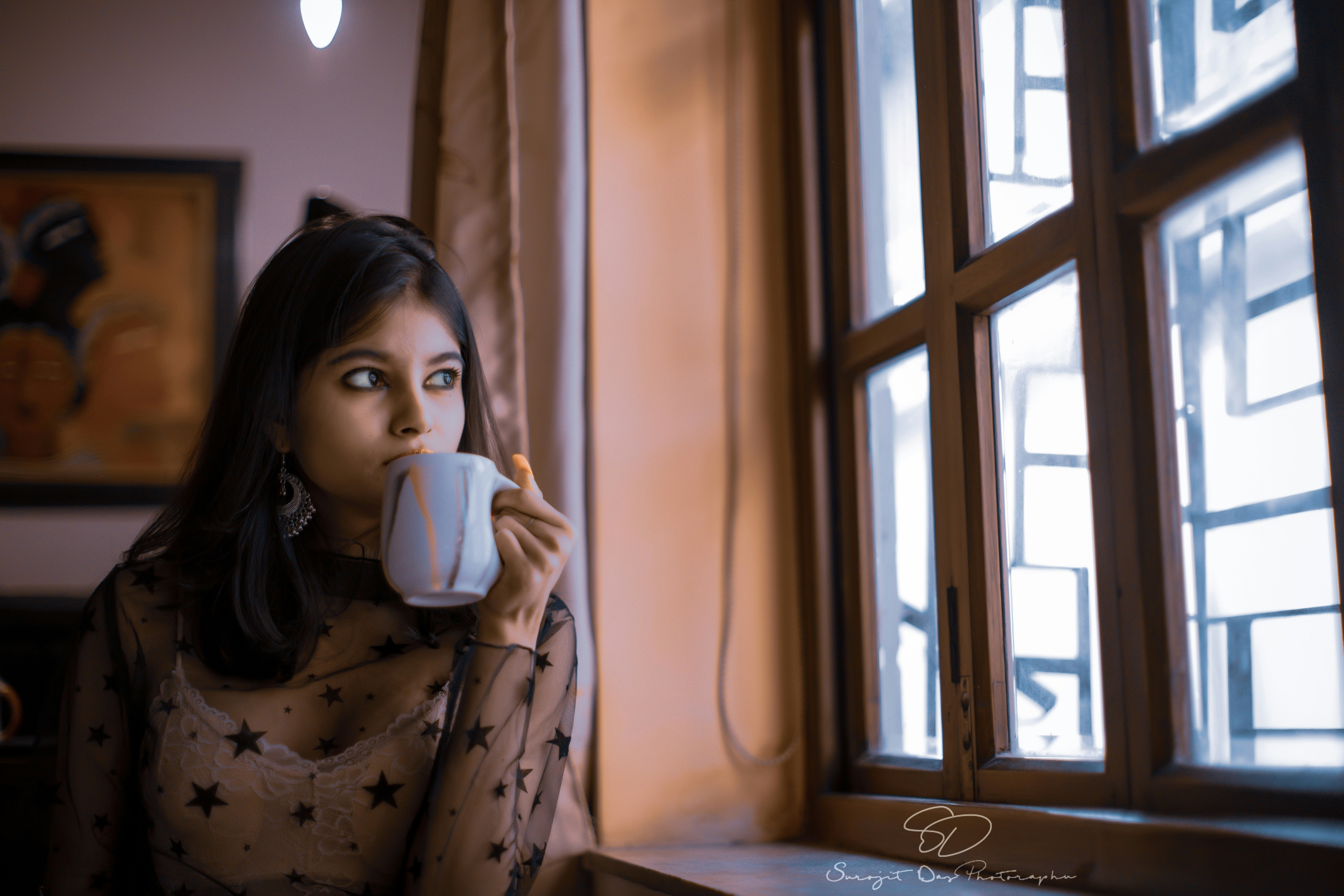 Retrato com temperatura de cor quente no fundo e luz fria de janela no rosto criando separação perceptiva