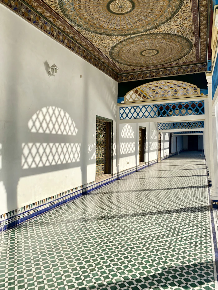 Galerie à arcades, plafond peint et zelliges d'architecture palatiale marocaine