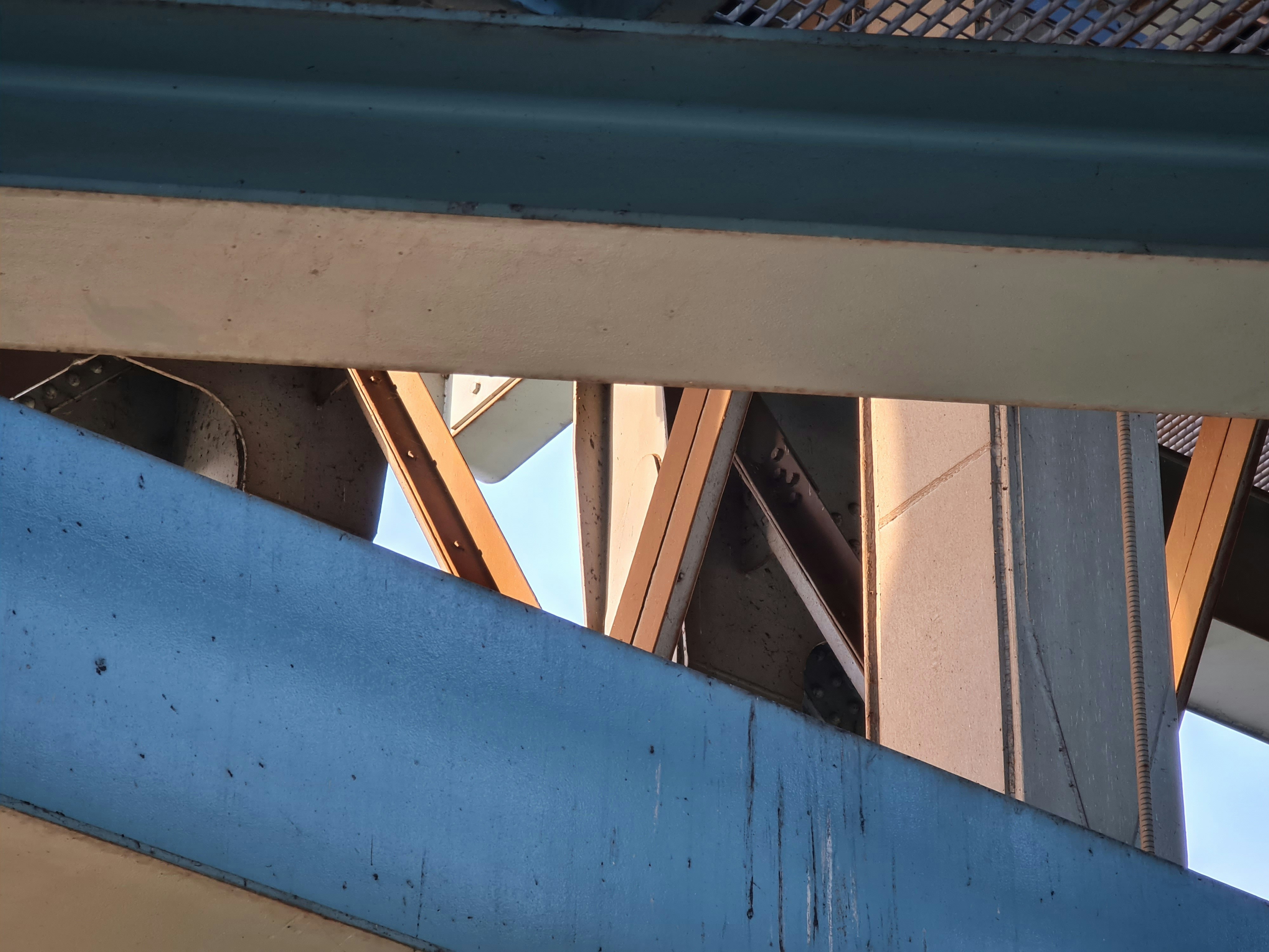 Close-up struktur logam dengan latar belakang langit