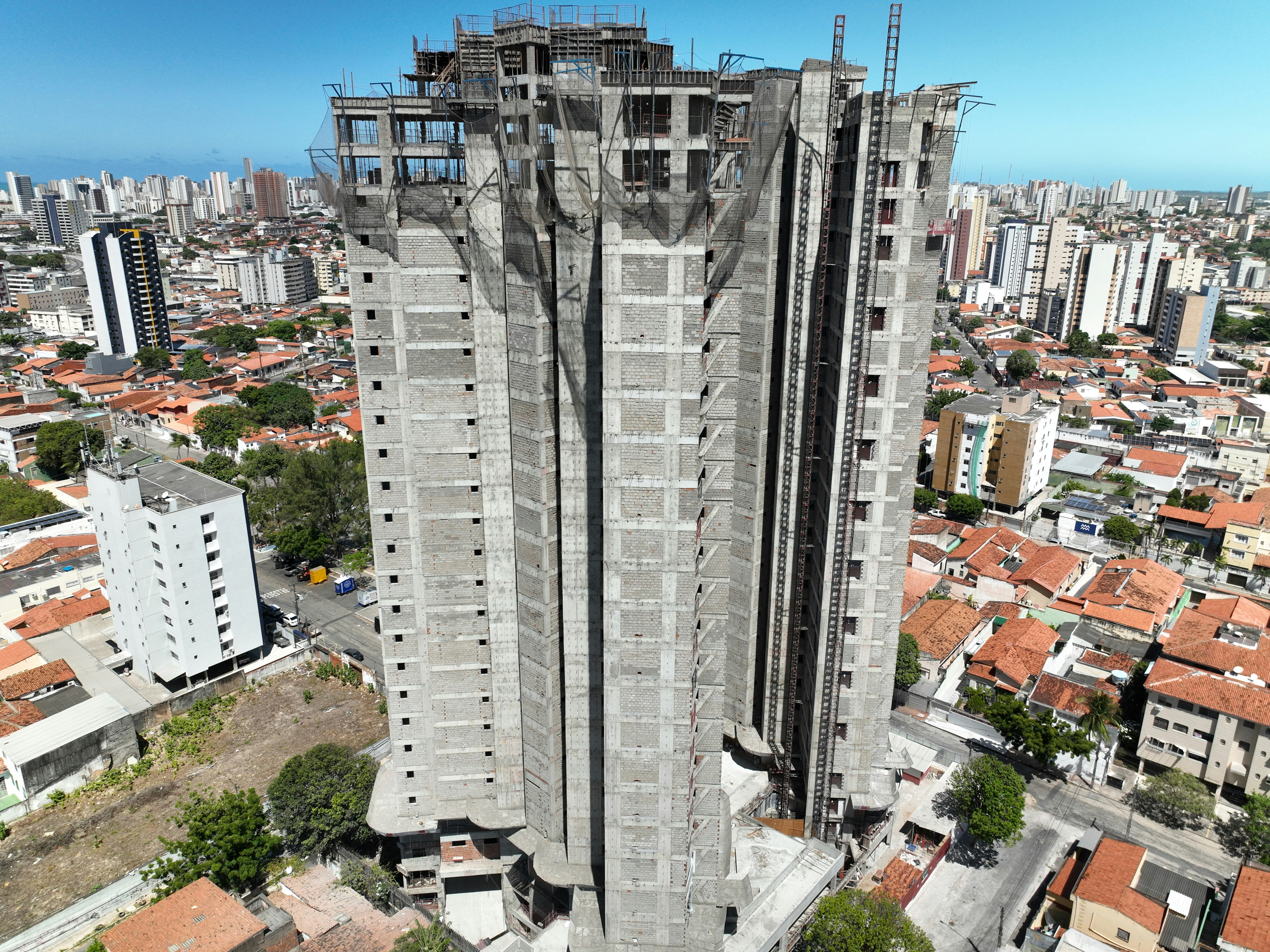 a very tall building in the middle of a city