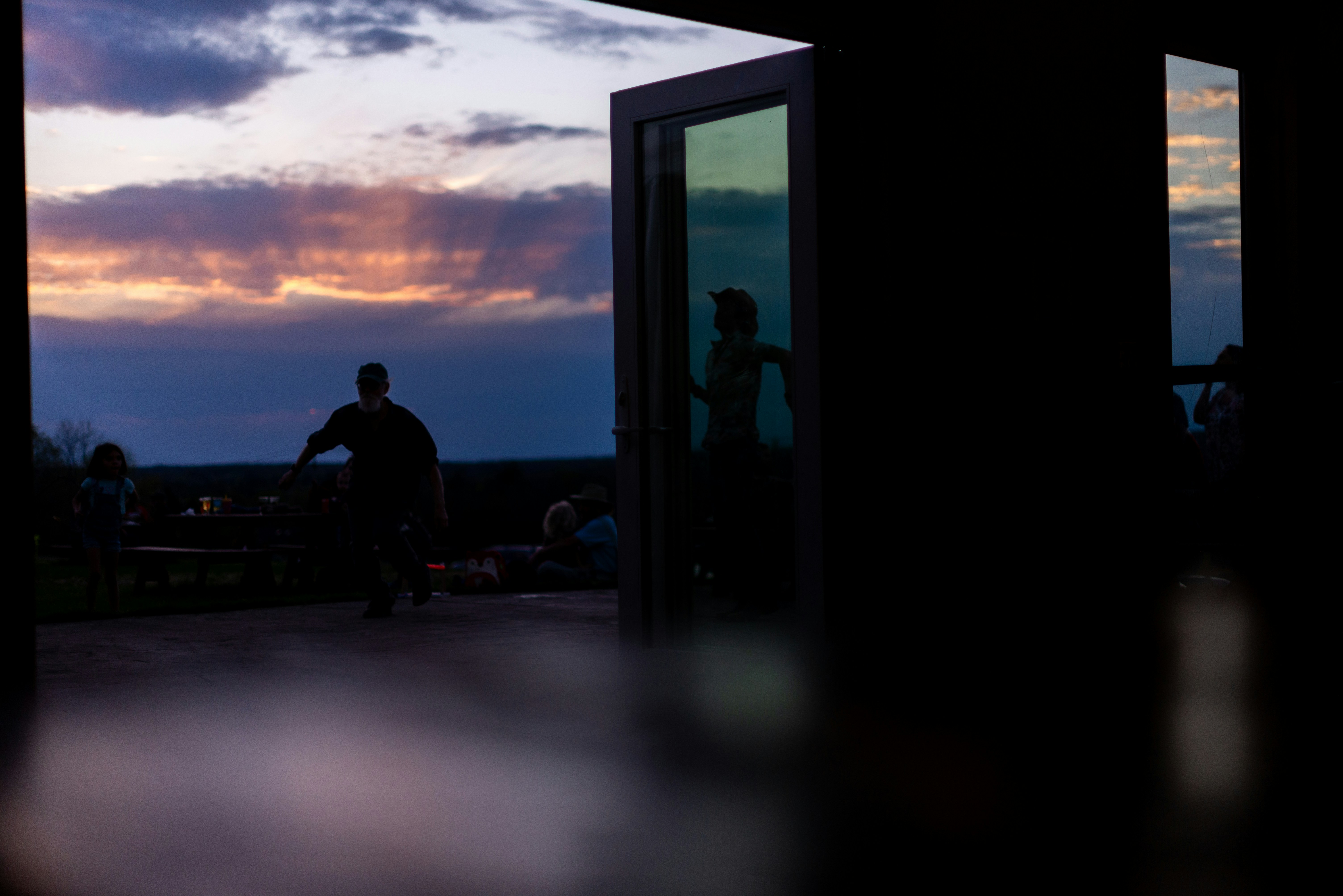 silhouette di una persona che guarda una nuova casa moderna al tramonto