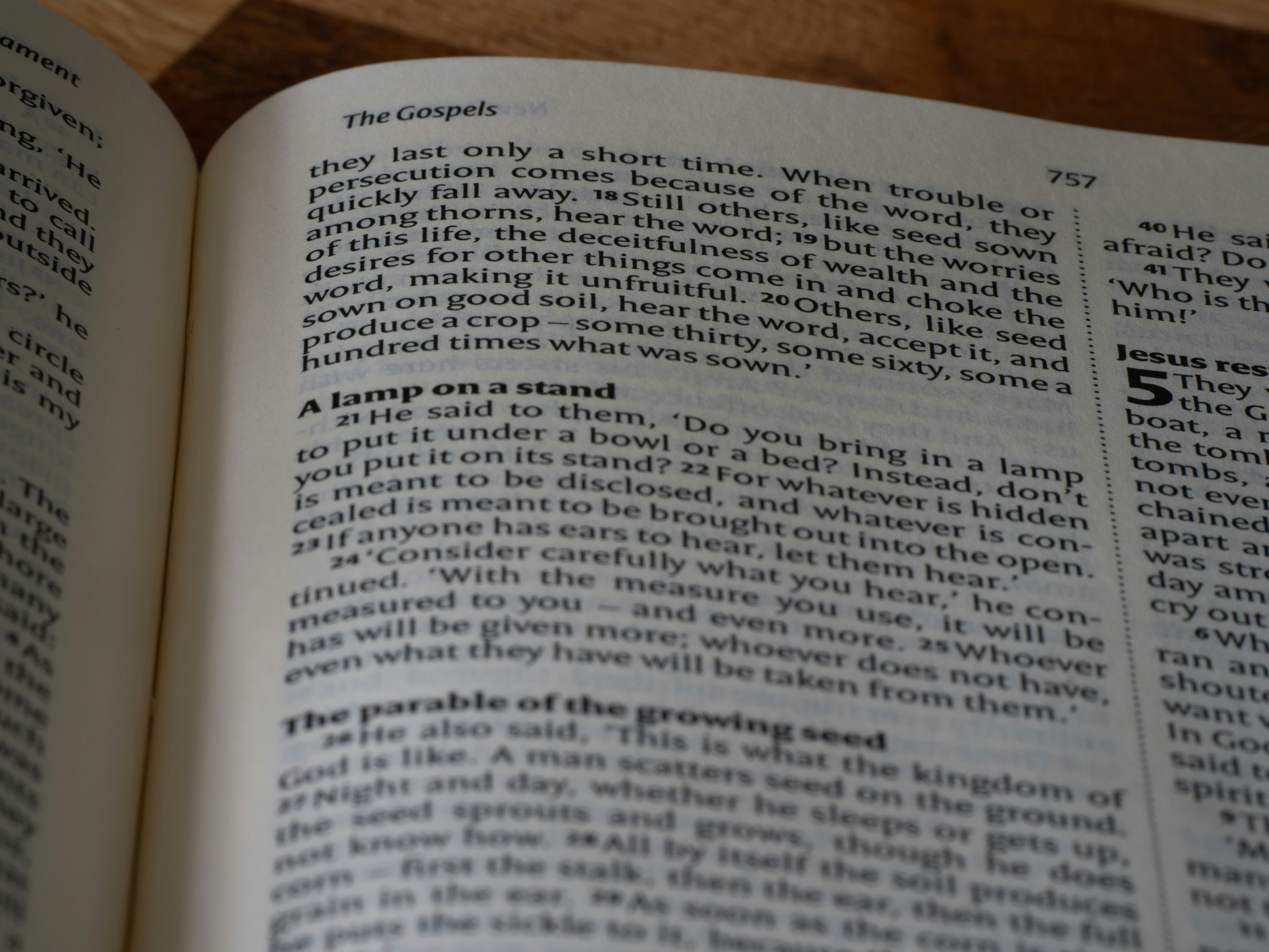 ภาพระยะใกล้ของหนังสือเปิดบนโต๊ะ