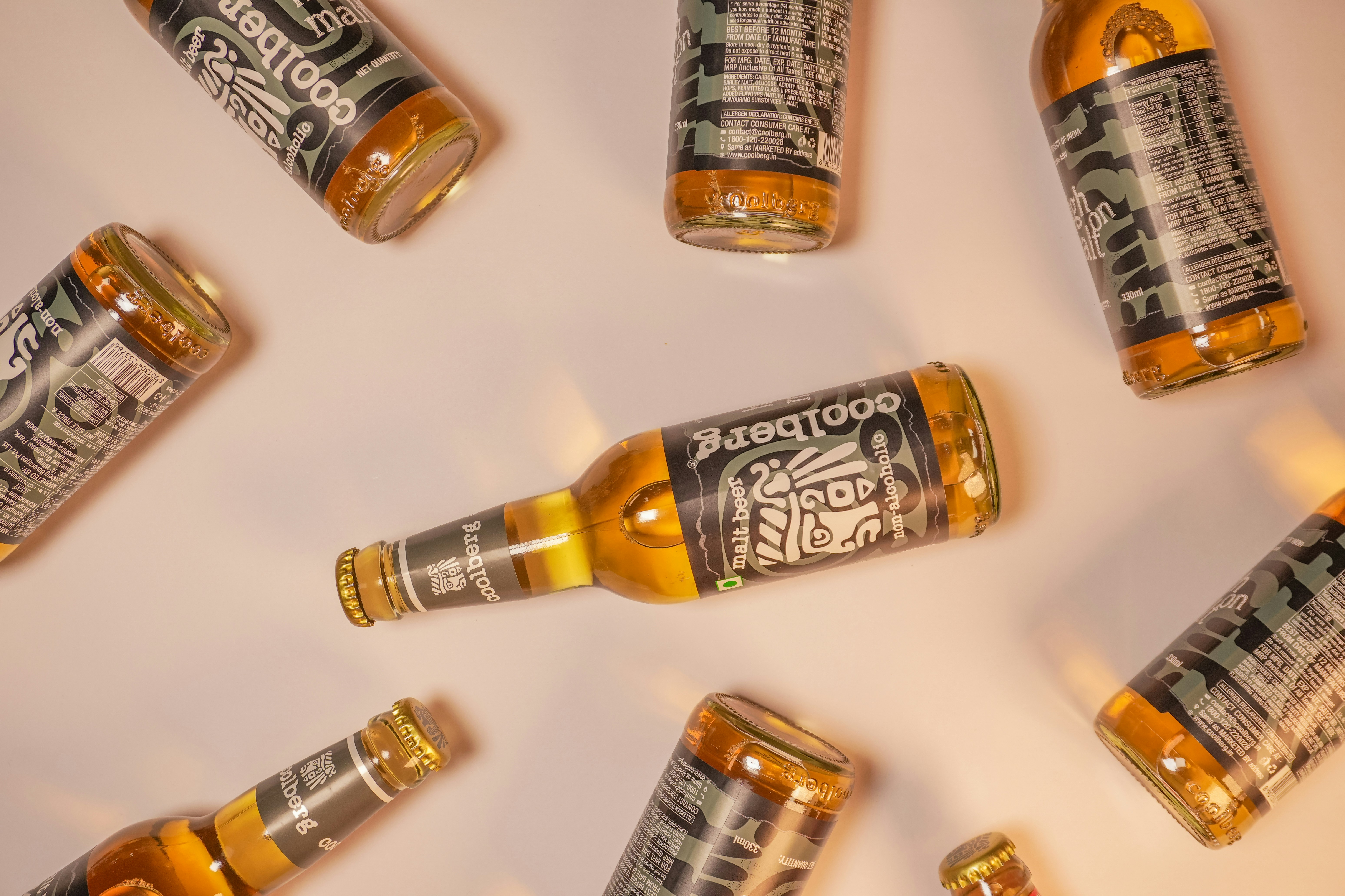 un grupo de botellas que están sentadas sobre una mesa