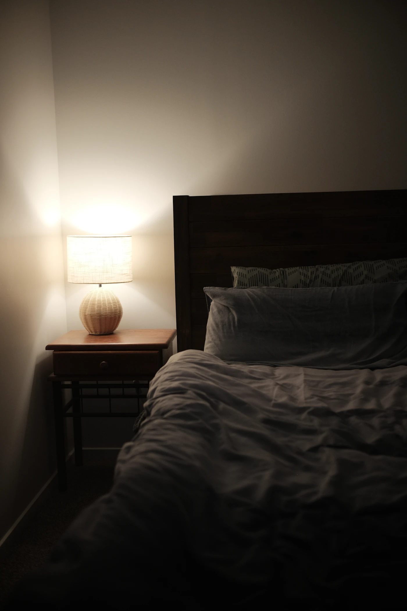 Ruhiges Schlafzimmer bei Nacht als Symbol für nachts wach werden und rauchen