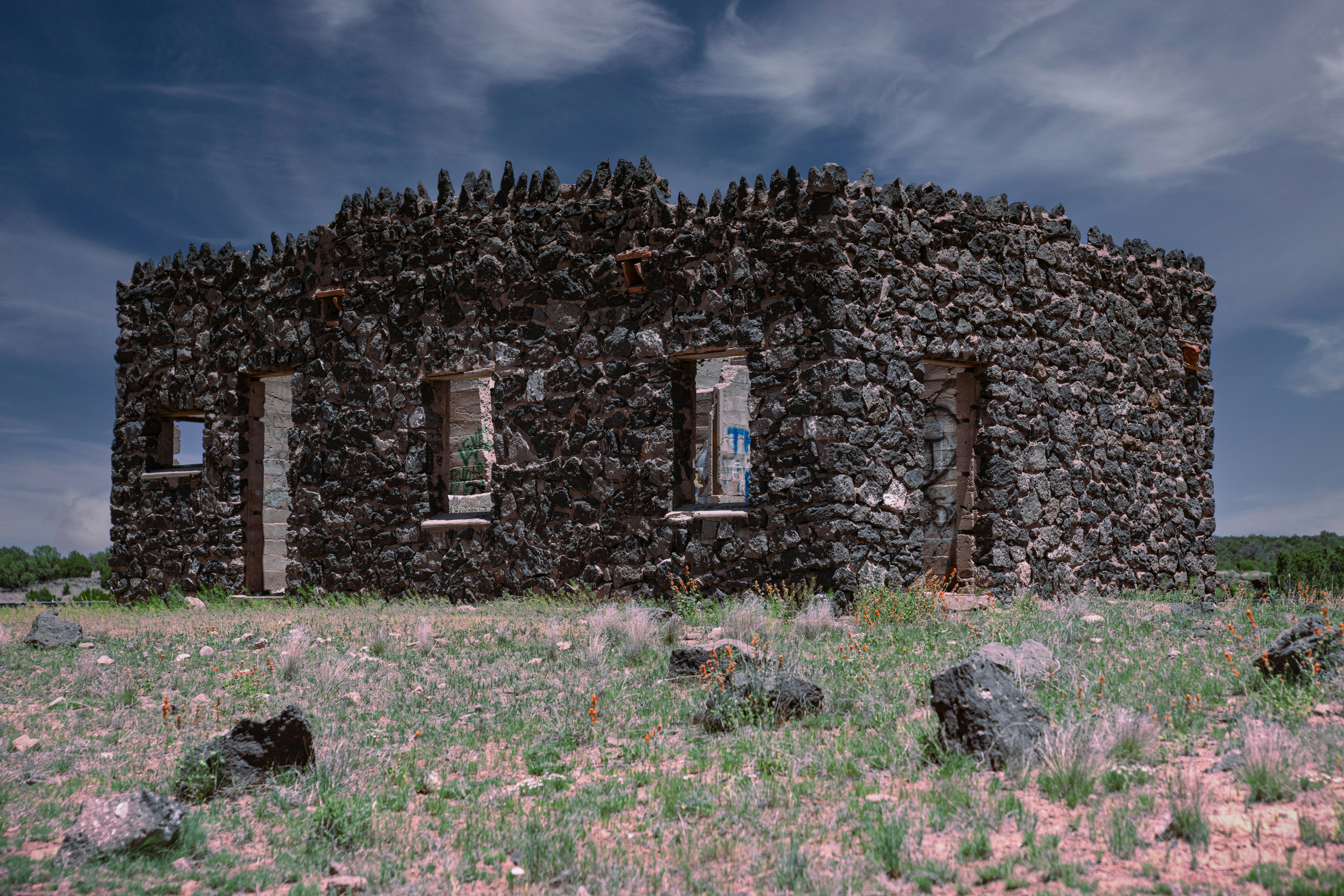Un viejo edificio hecho de rocas en un campo