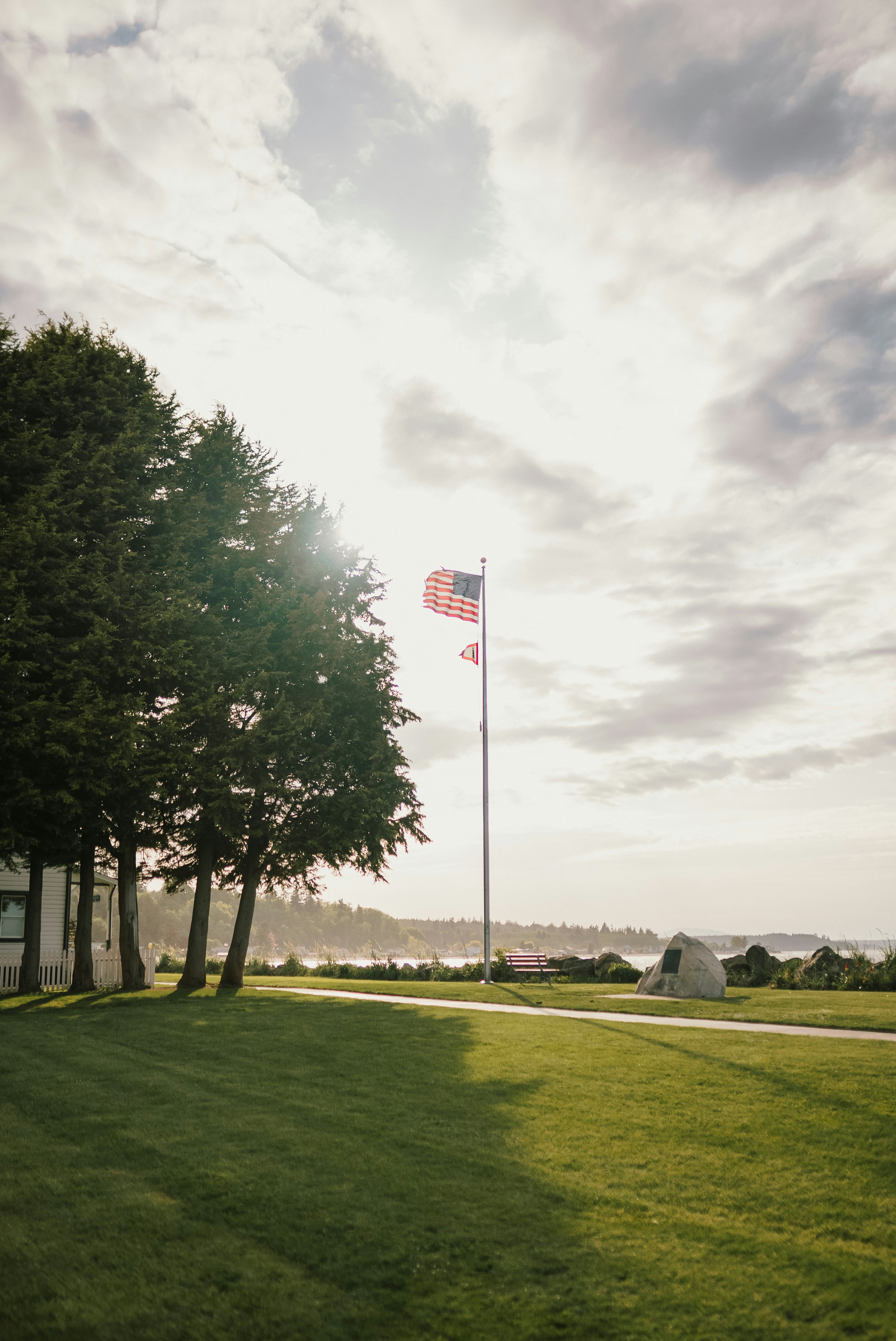 Eine amerikanische Flagge, die an einem bewölkten Tag im Wind weht