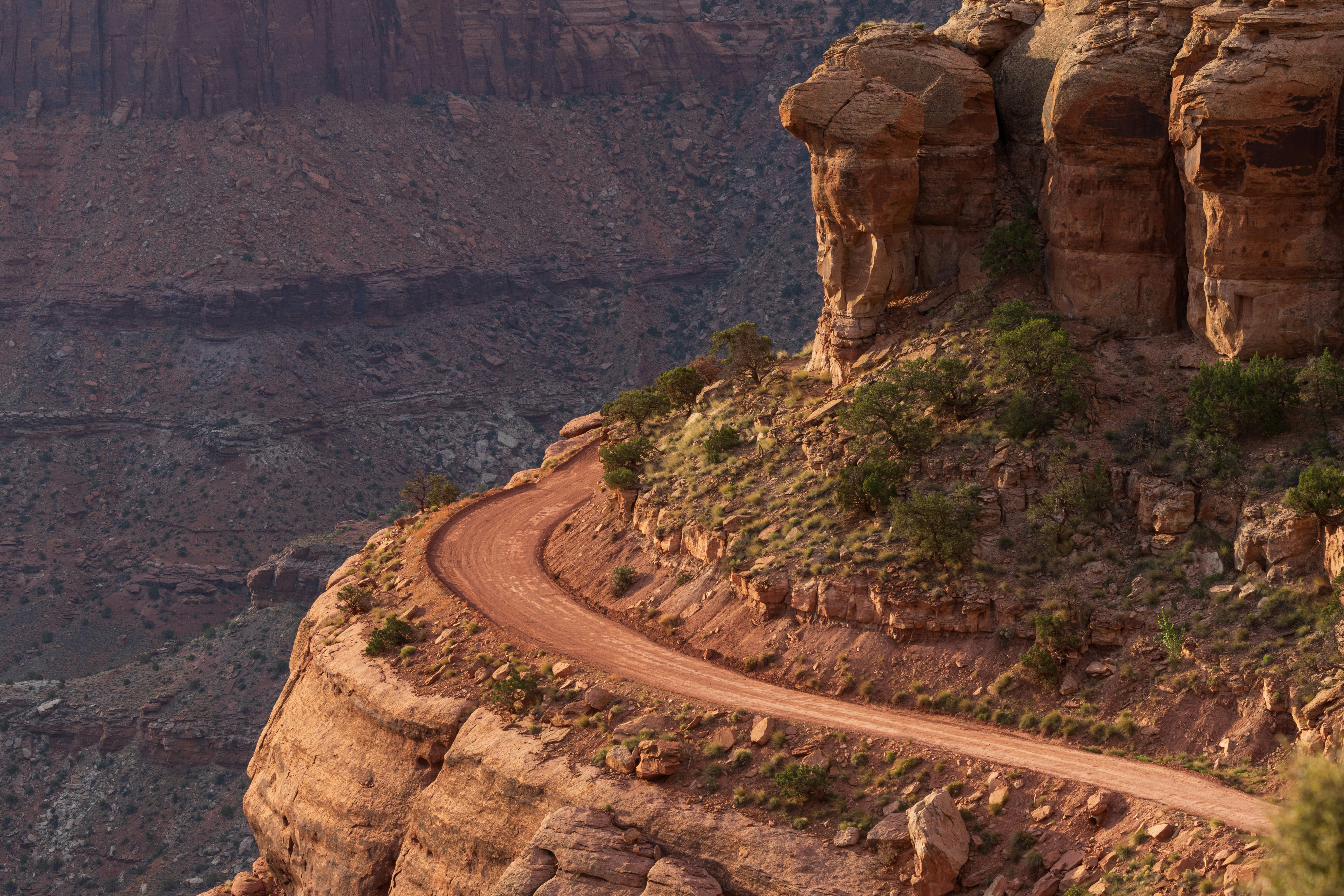 un chemin de terre au milieu d’un canyon