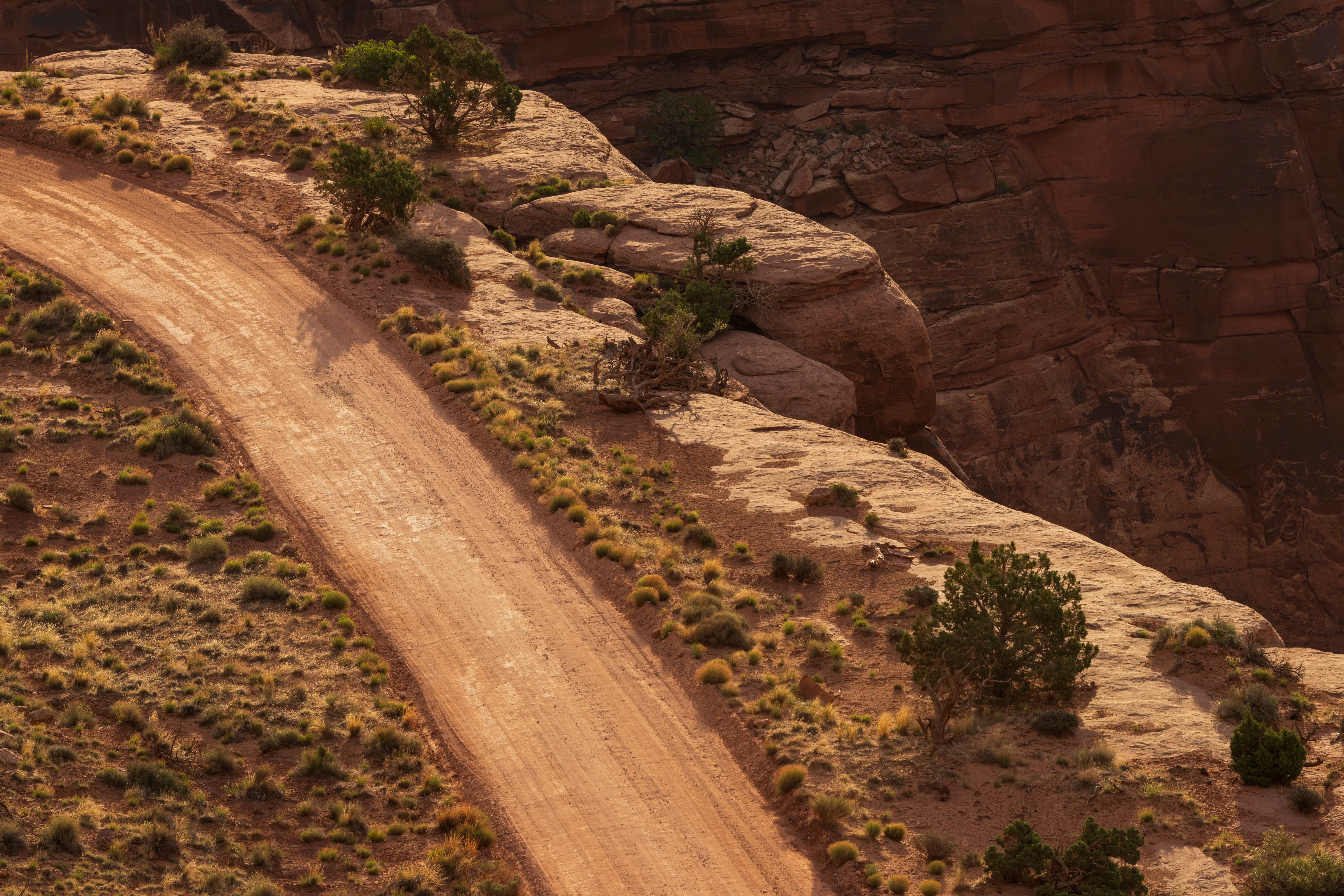 un chemin de terre au milieu d’un canyon