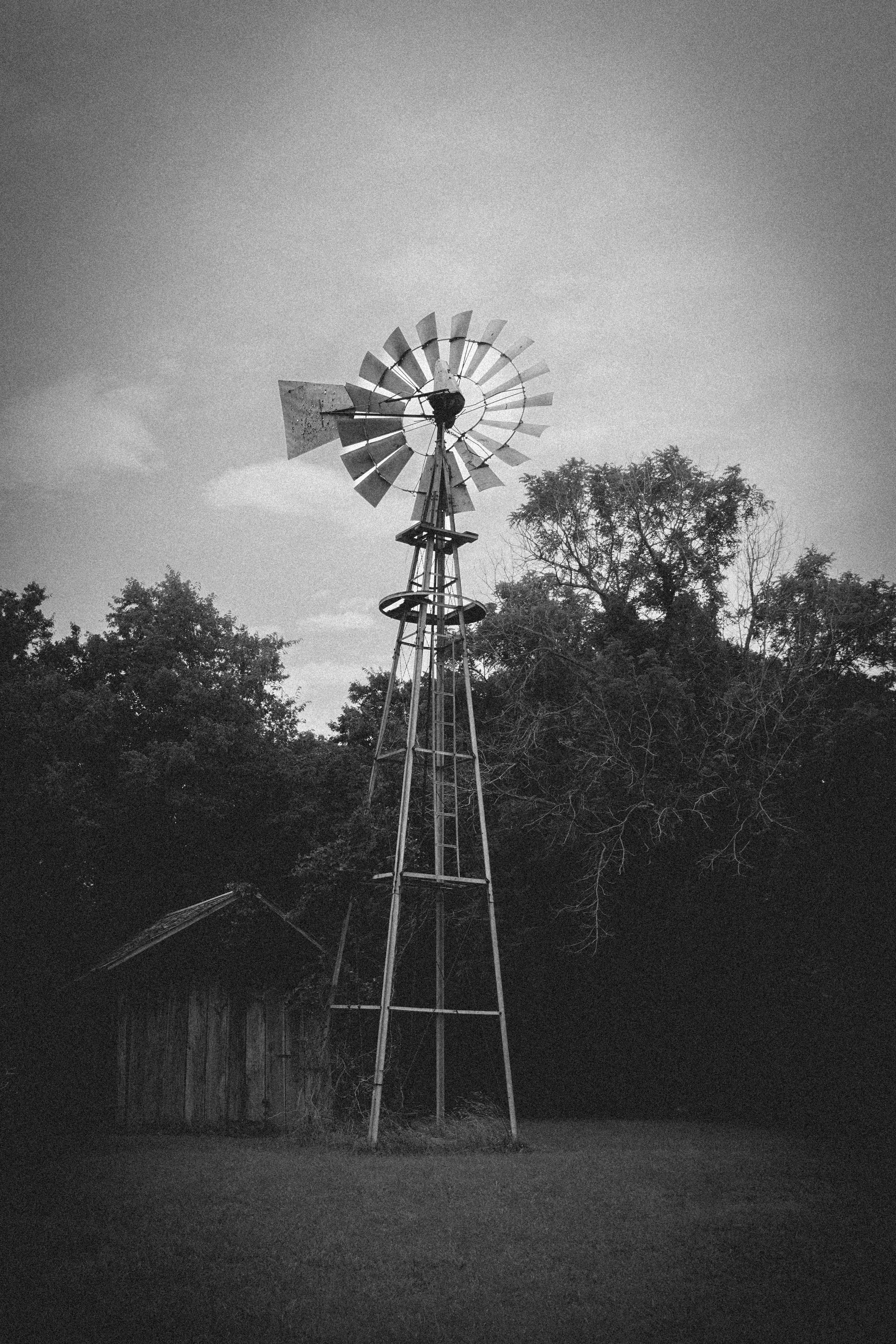 Una foto en blanco y negro de un molino de viento