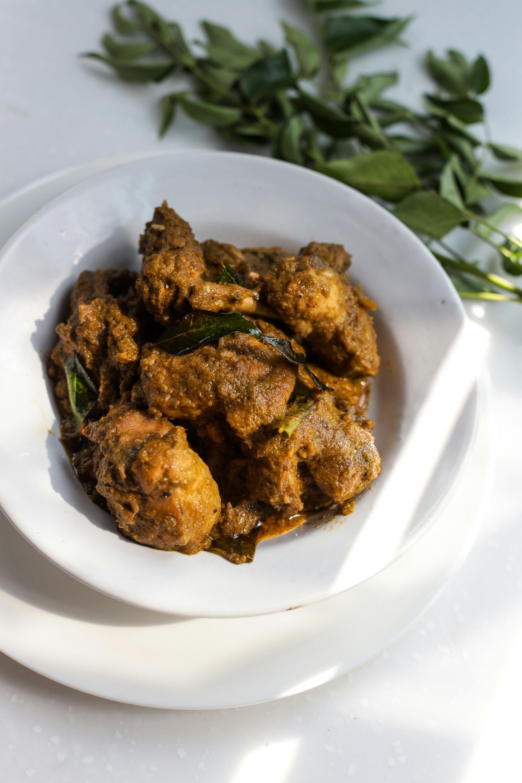 ein weißer Teller mit Fleisch und Soße