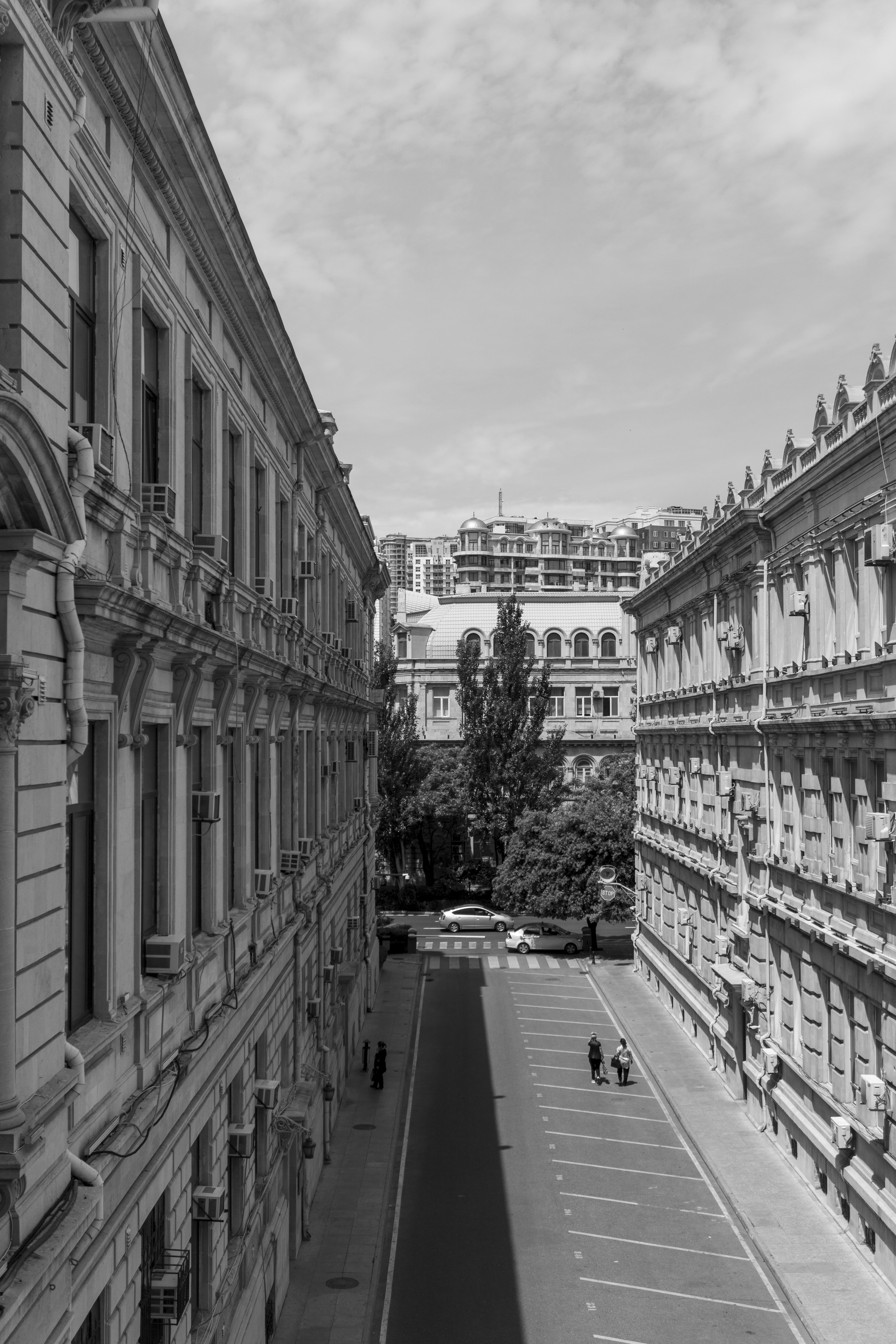 a black and white photo of a city street