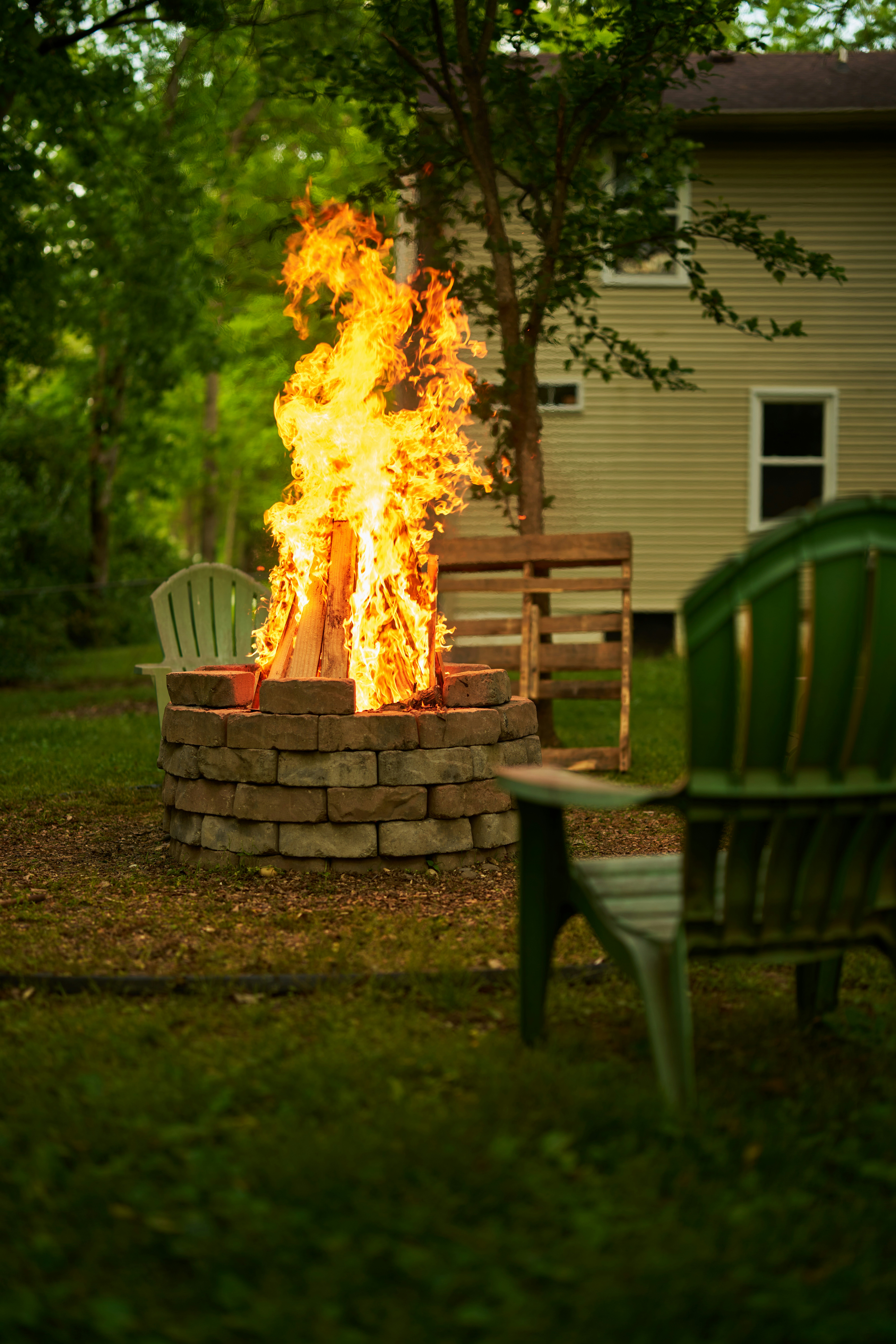 a fire pit in the middle of a yard