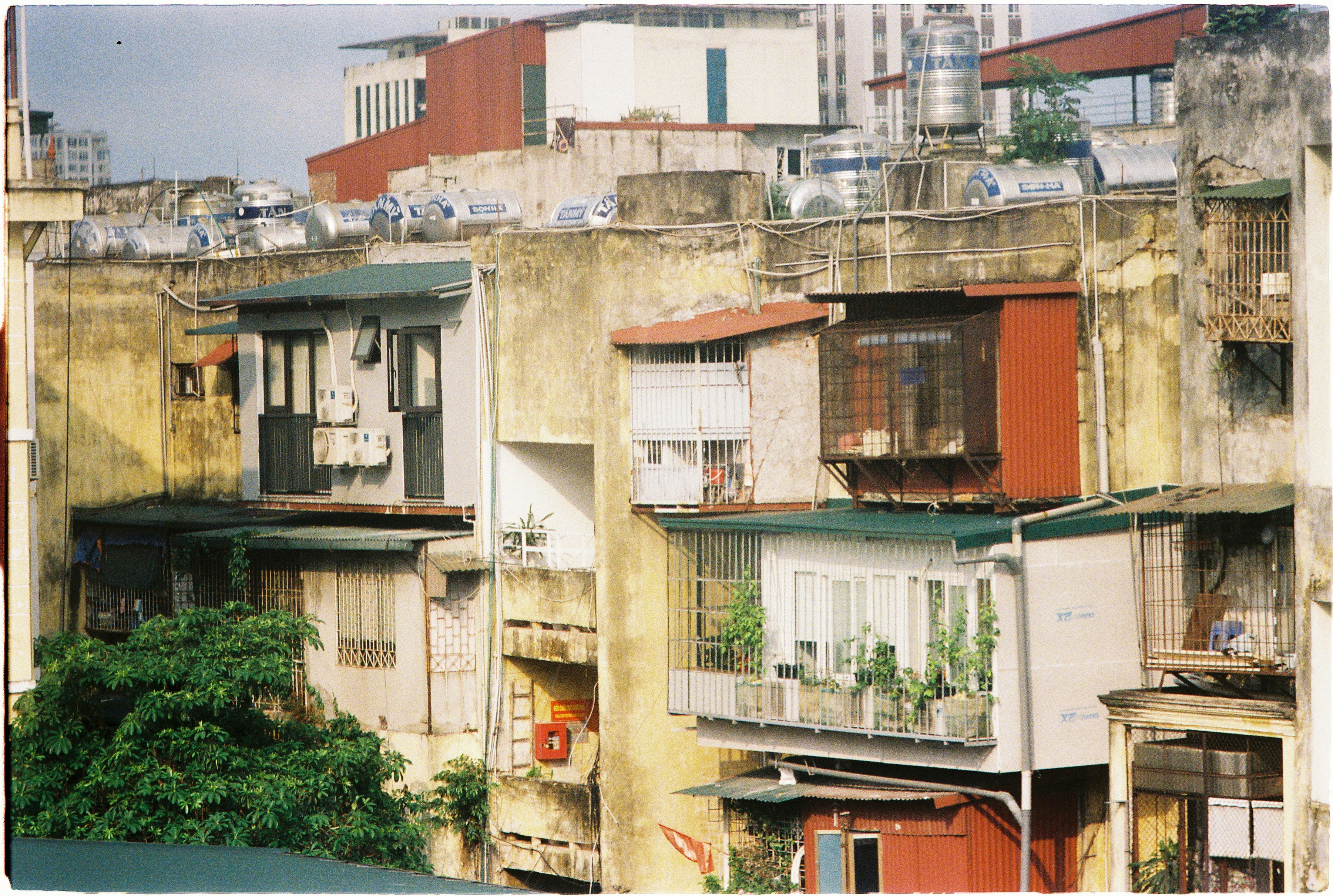 a bunch of buildings that are next to each other, 