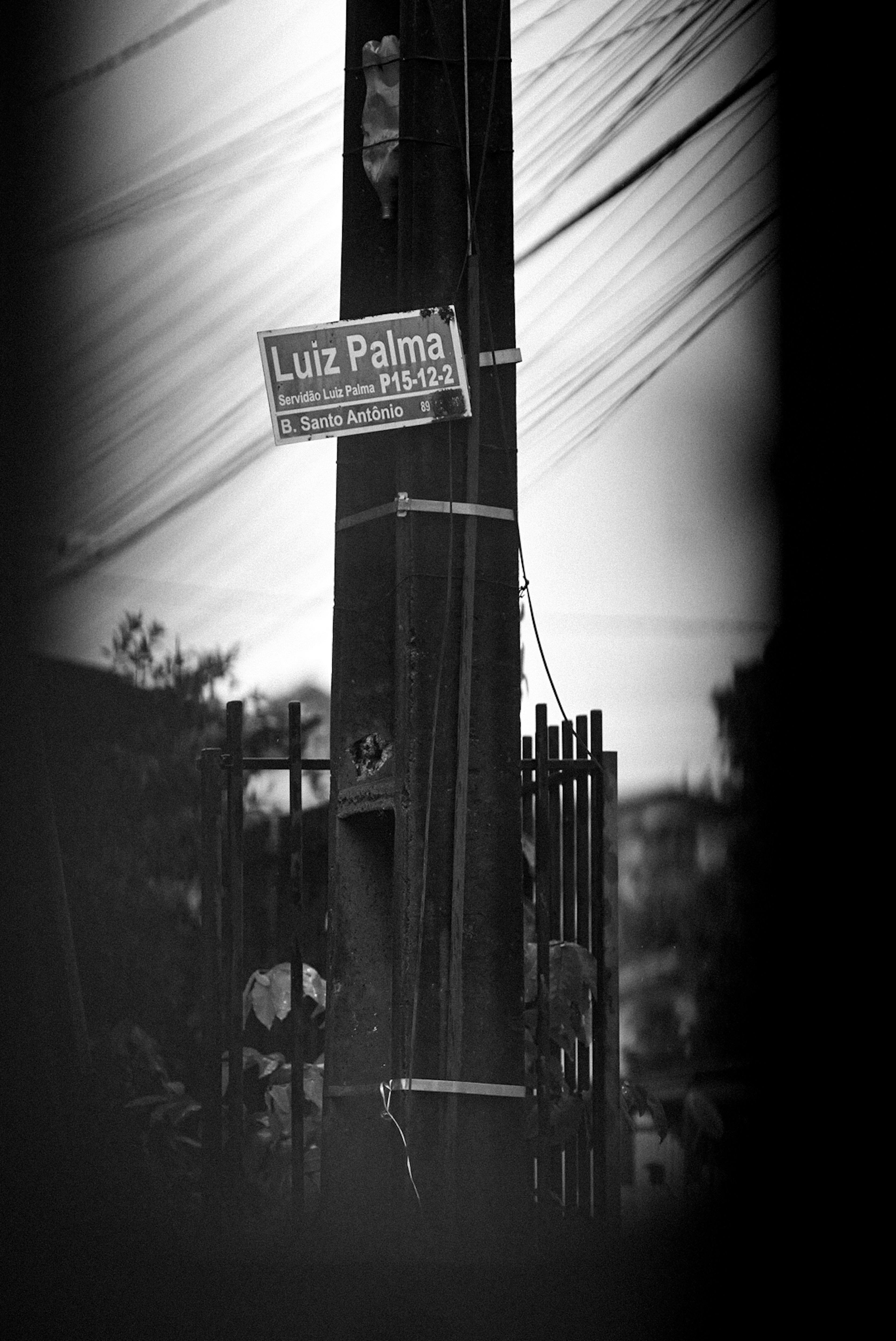 Una foto en blanco y negro de un letrero de la calle