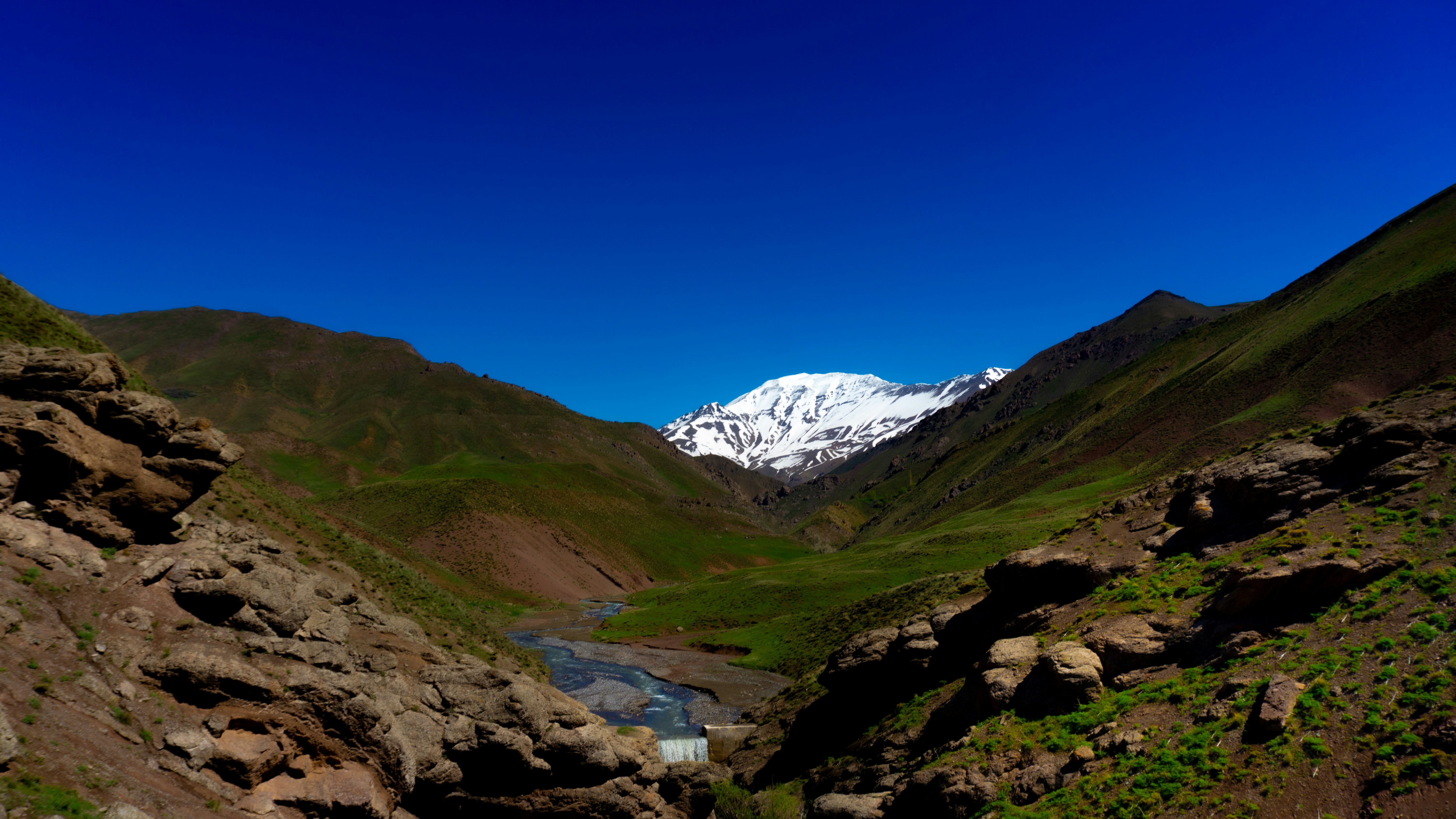 Una vista de un valle con una montaña al fondo