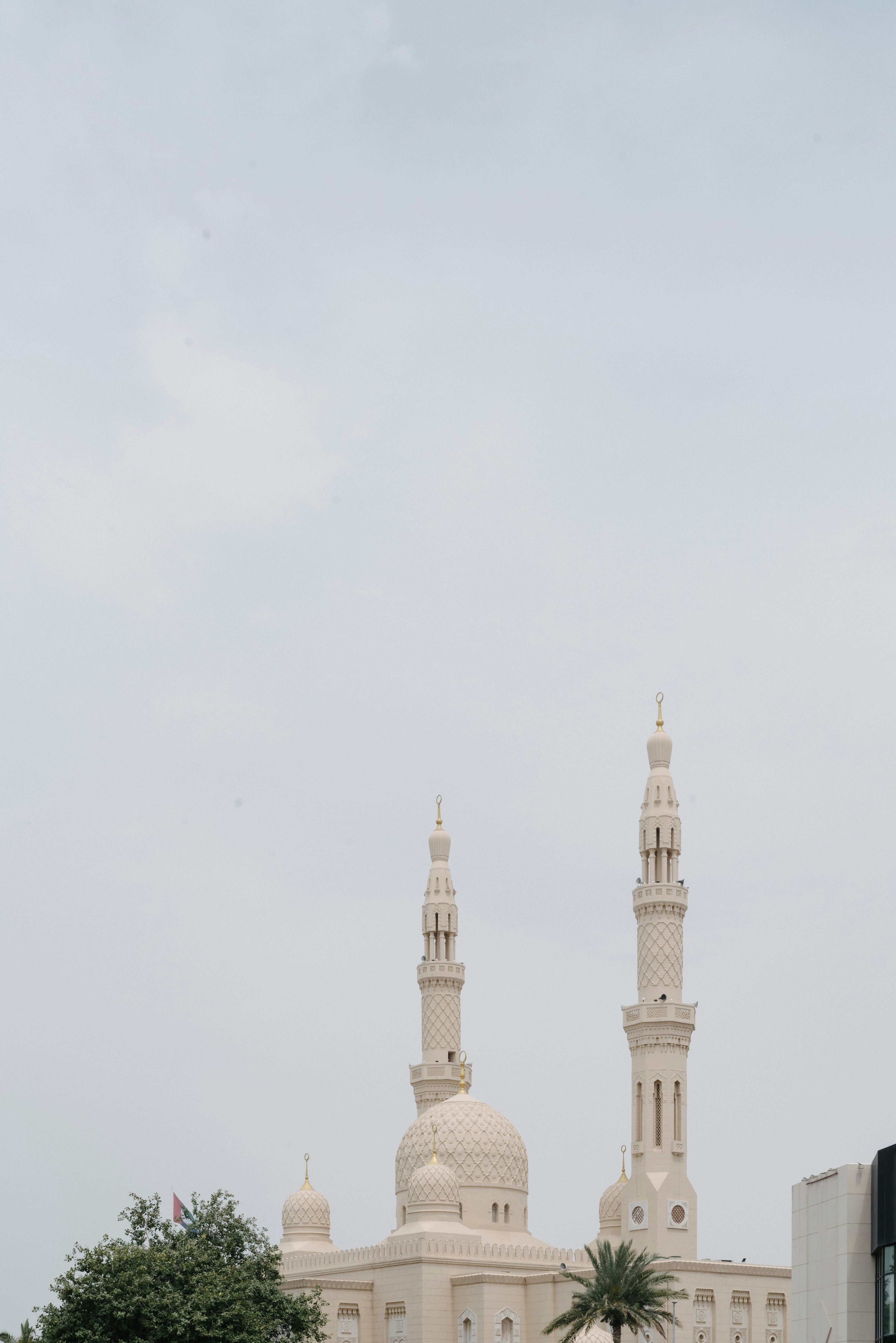 ein großes weißes Gebäude mit zwei Türmen darauf