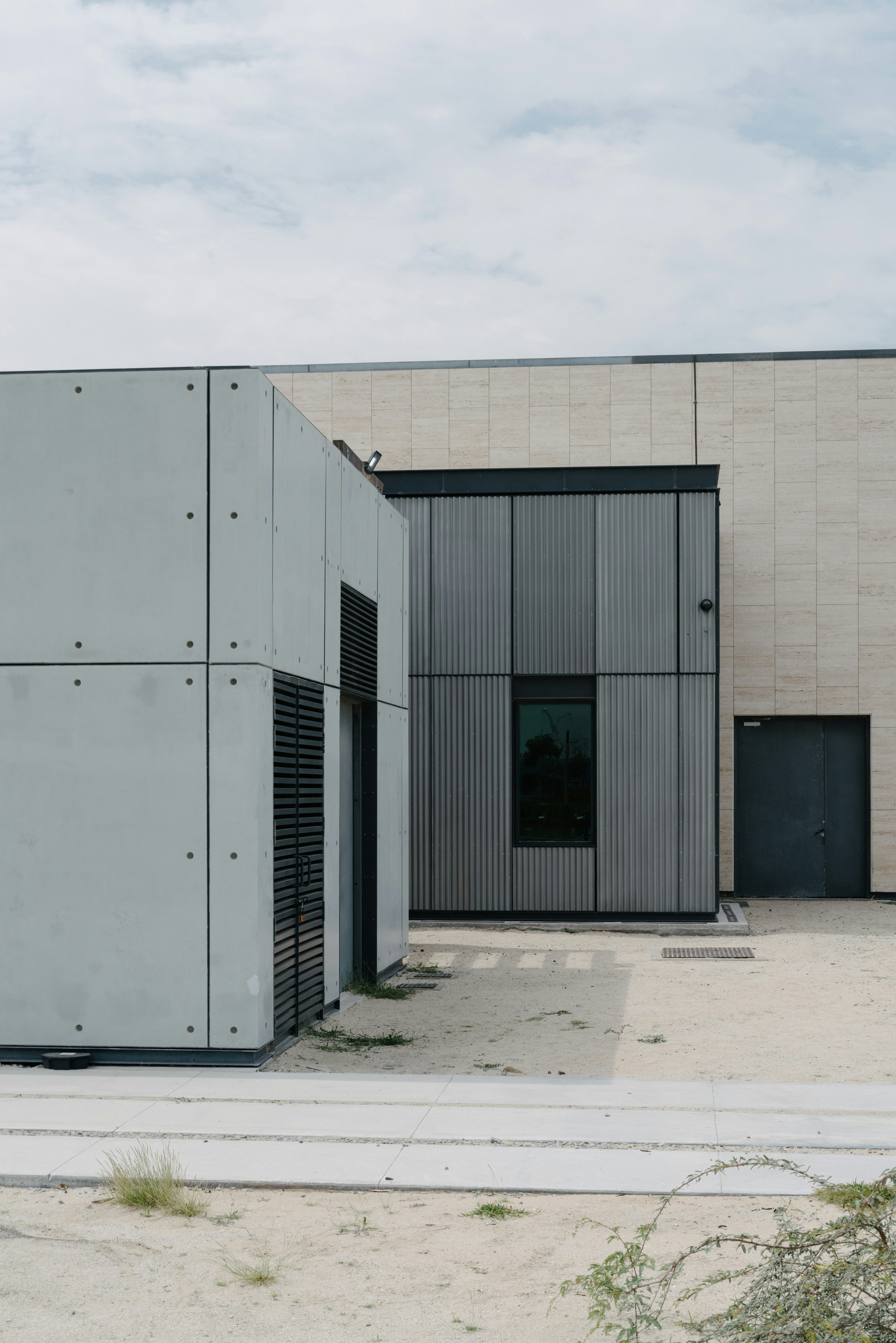 ein Gebäude, das eine Reihe von Türen hat