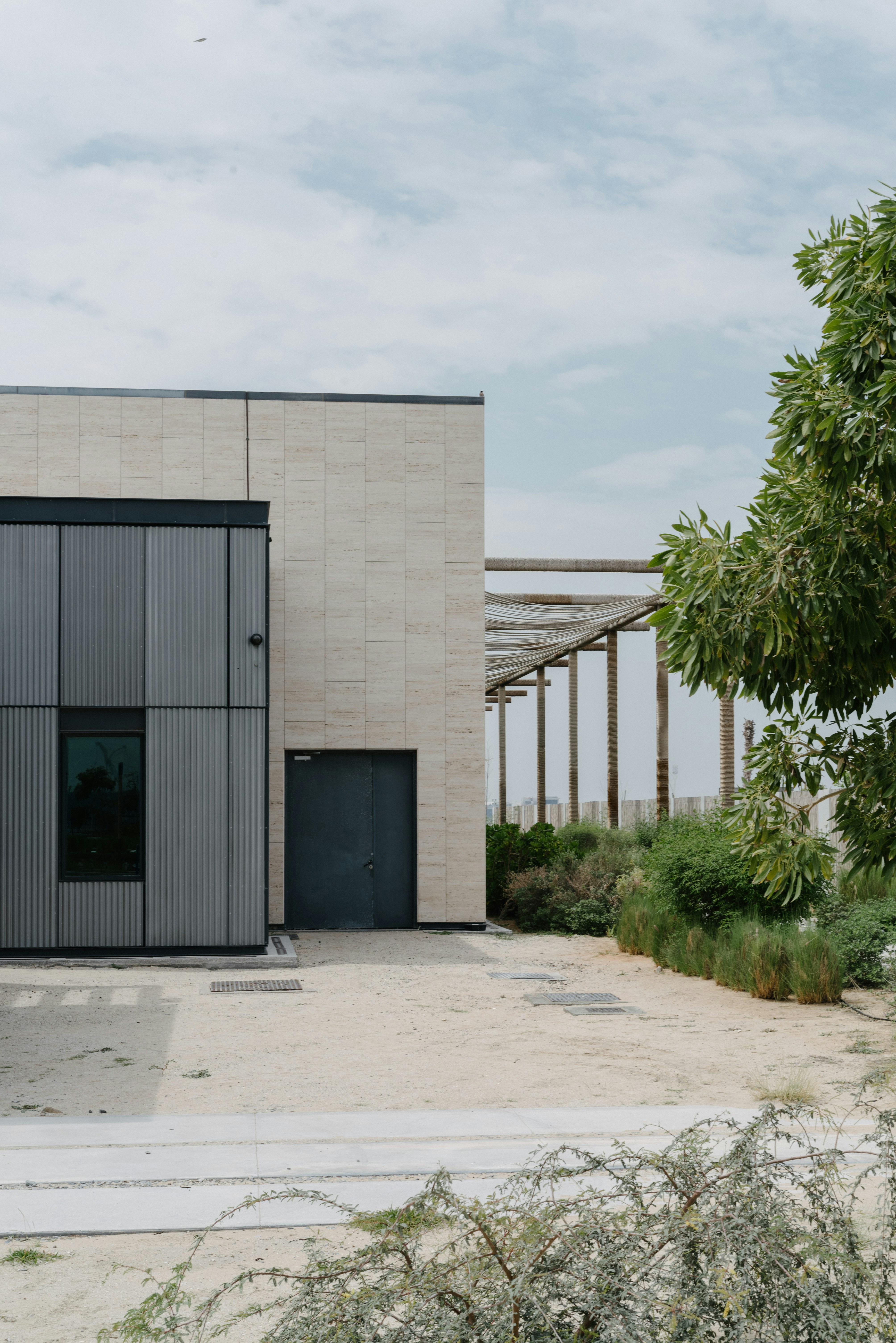 ein großes Gebäude mit einem Baum davor