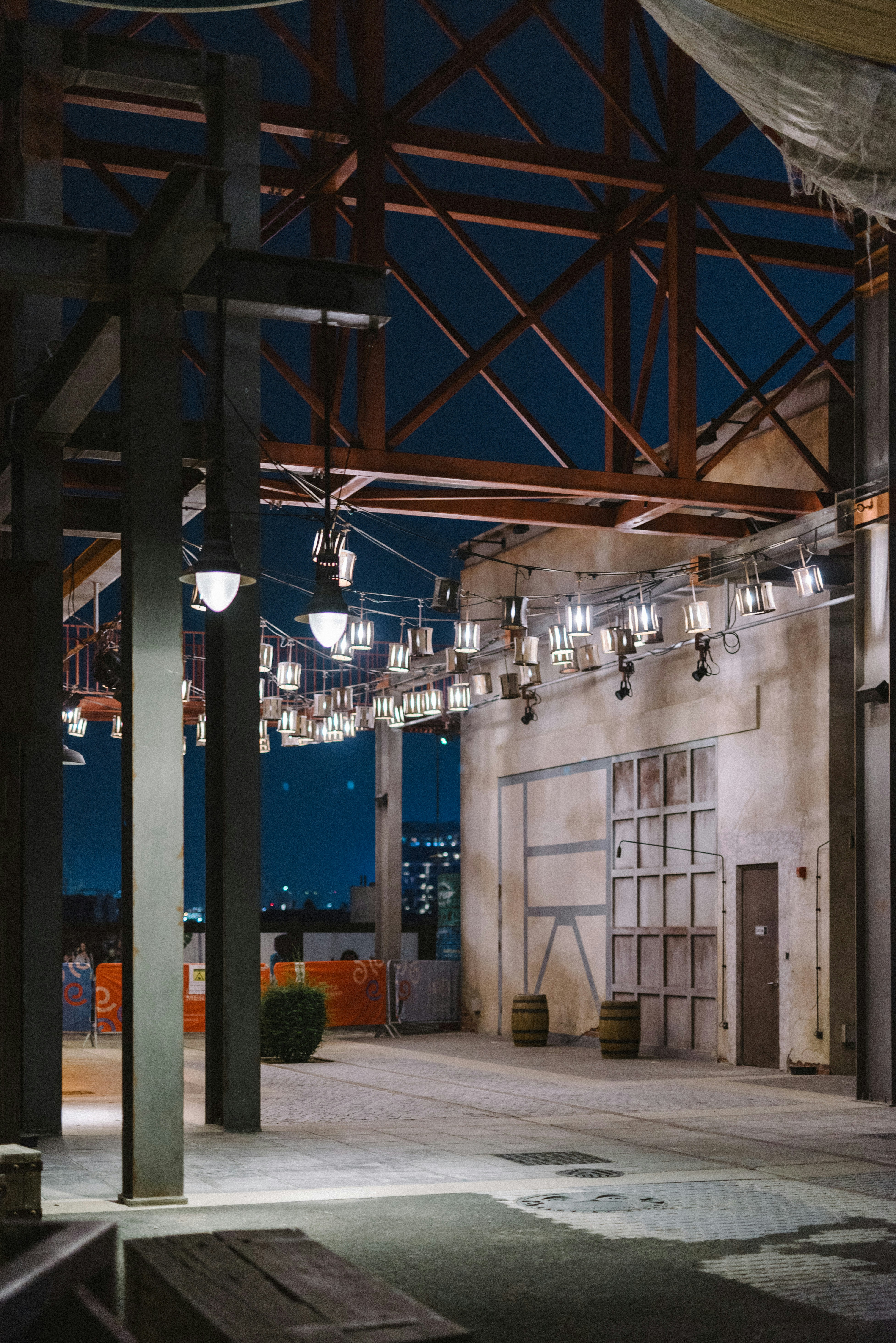 ein Gebäude mit einem Bündel Lichter, das von der Decke hängt