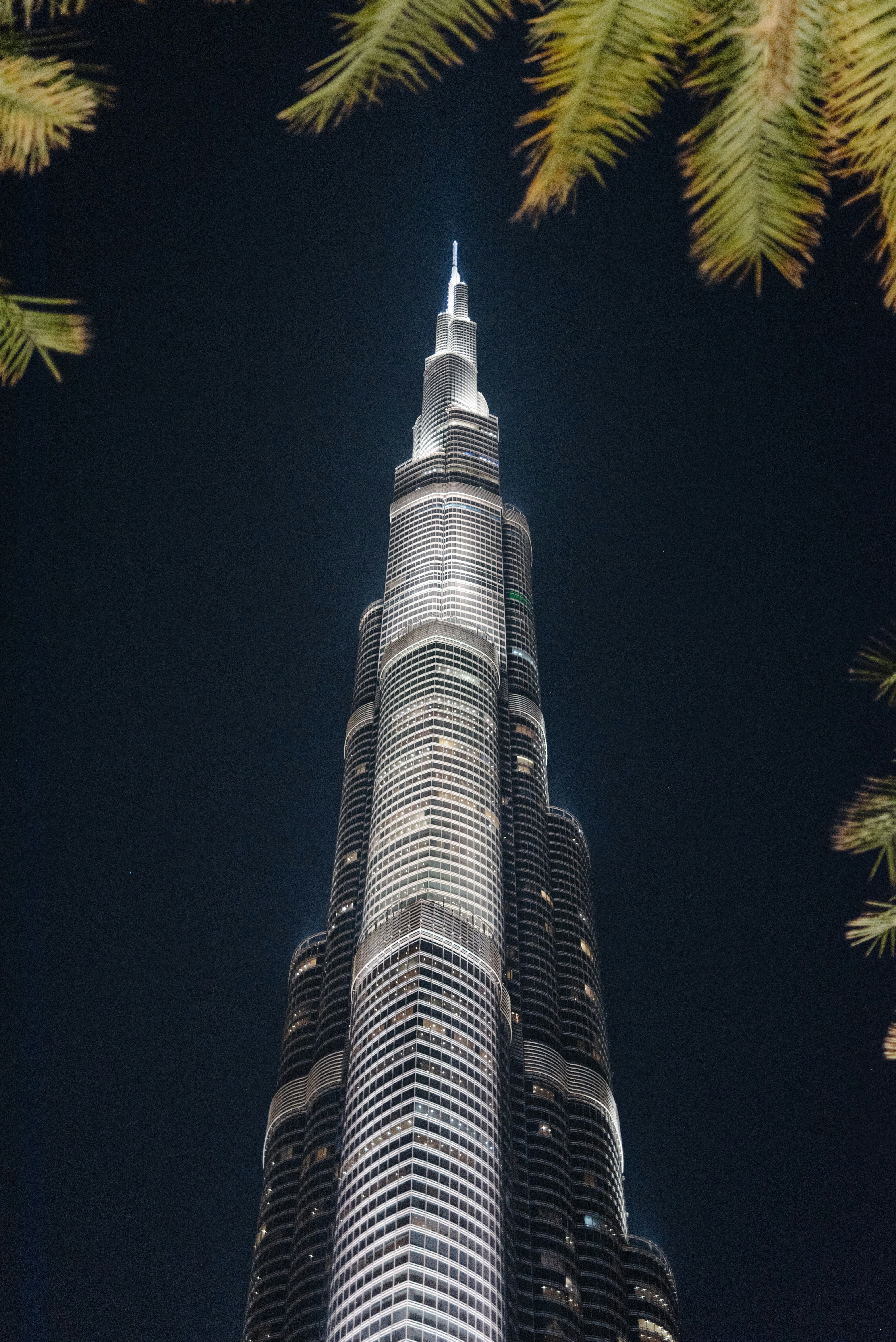 Ein sehr hohes Gebäude mit vielen Fenstern