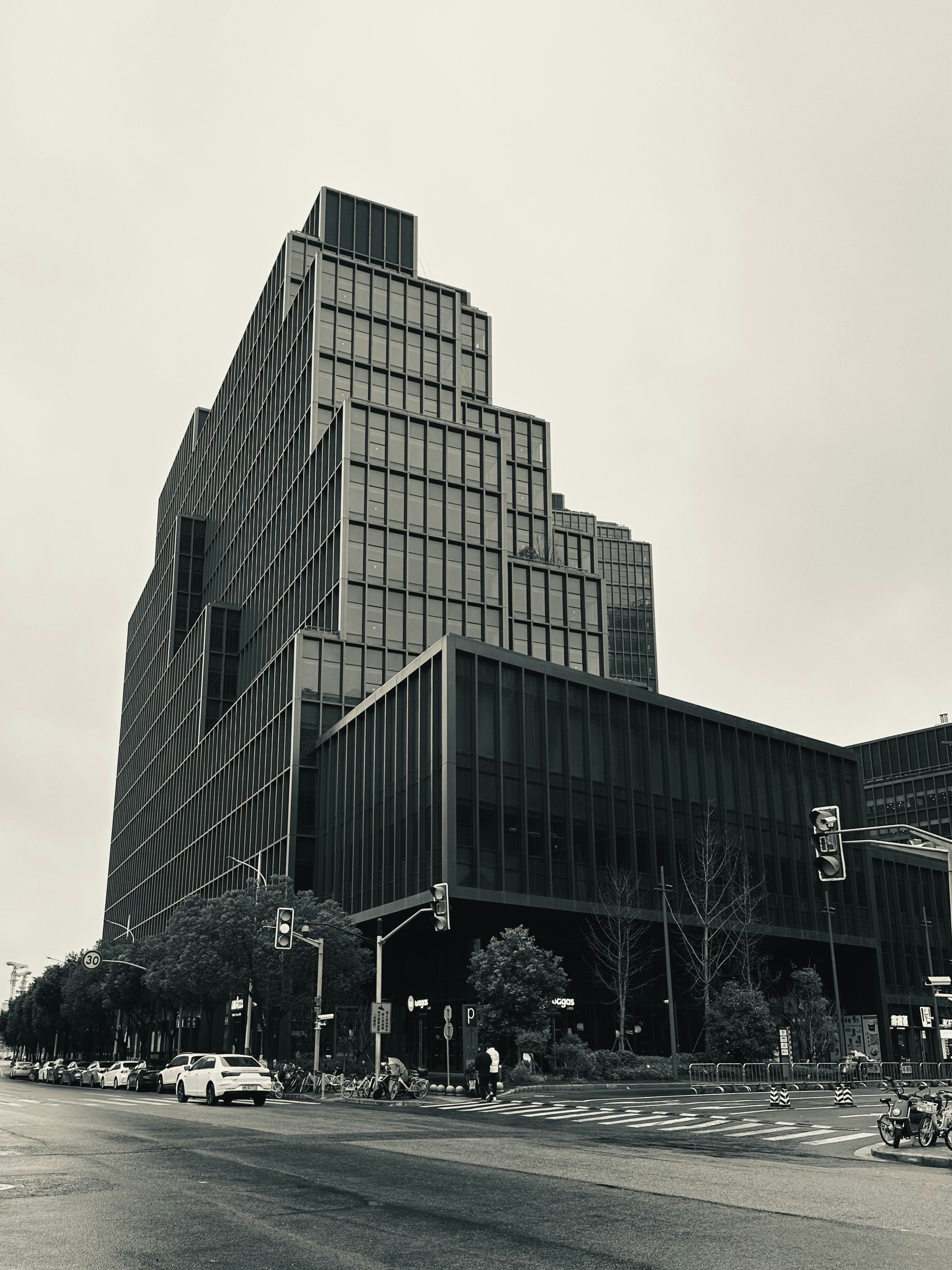 A very tall building sitting on the side of a road photo – Free 中国 ...