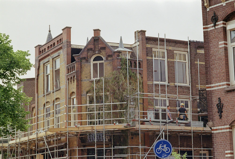 Renovatie van een pand met steigers