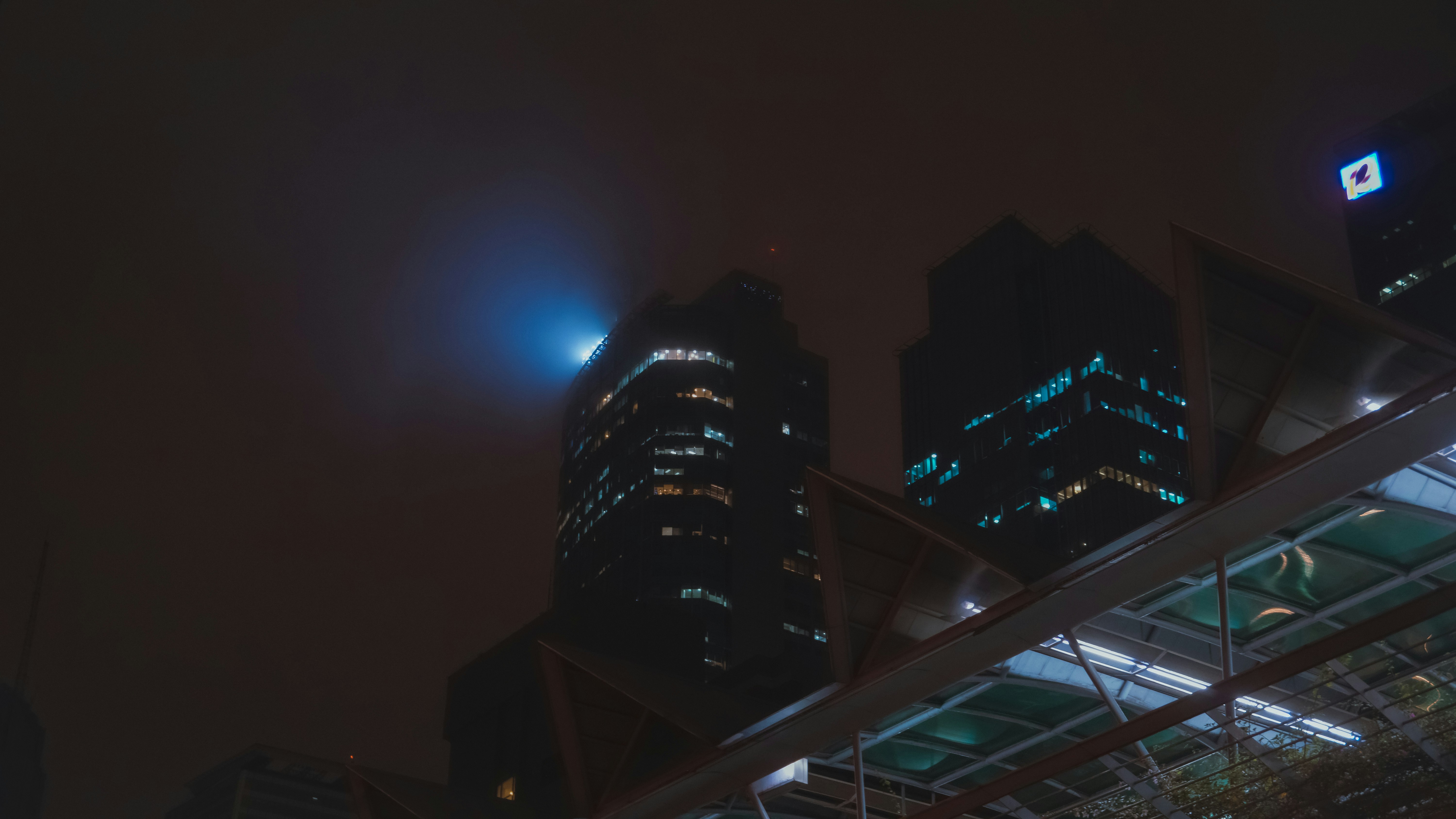 ein sehr hohes Gebäude mit vielen Lichtern oben drauf