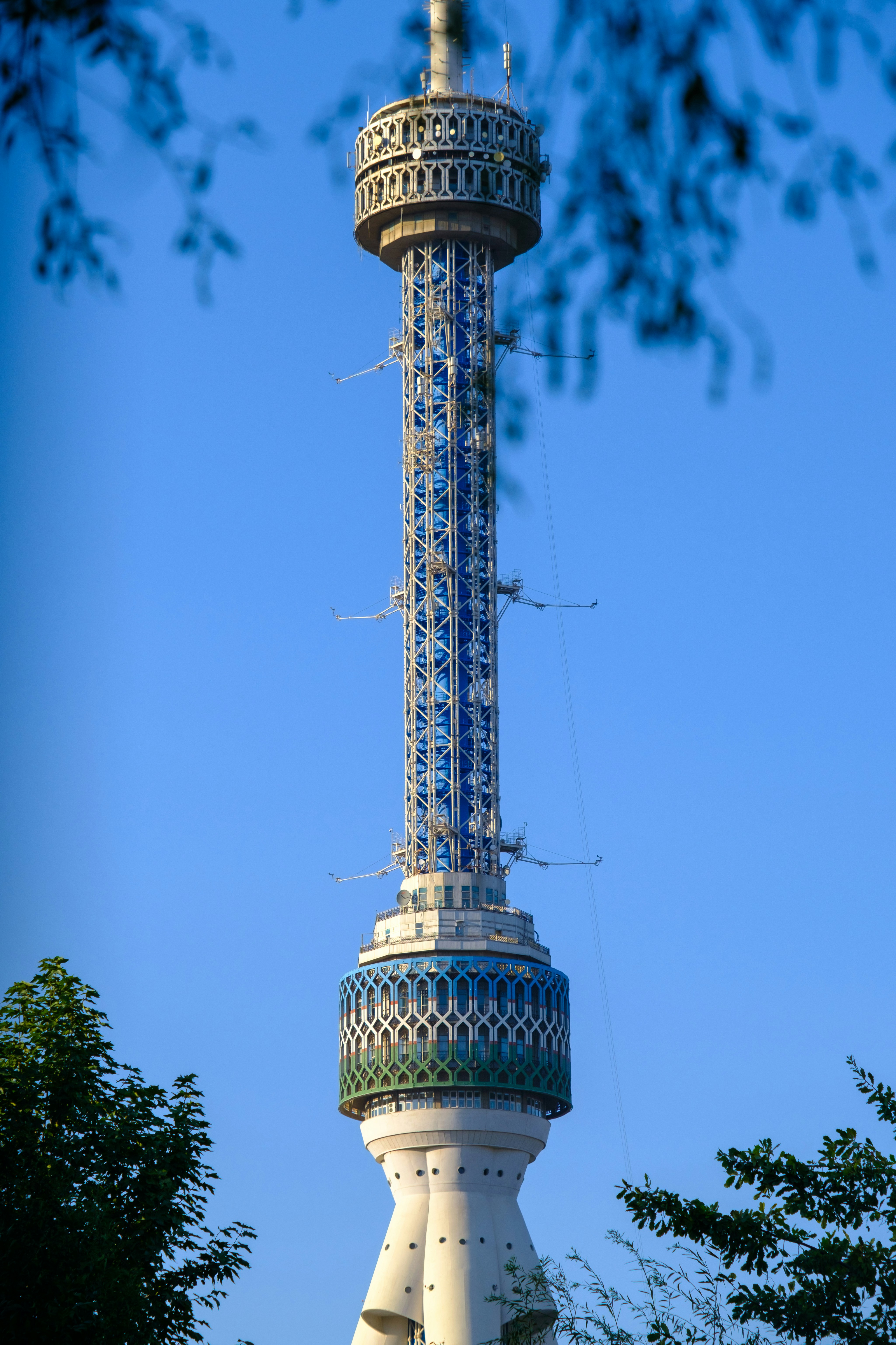 una torre muy alta con un reloj de costado