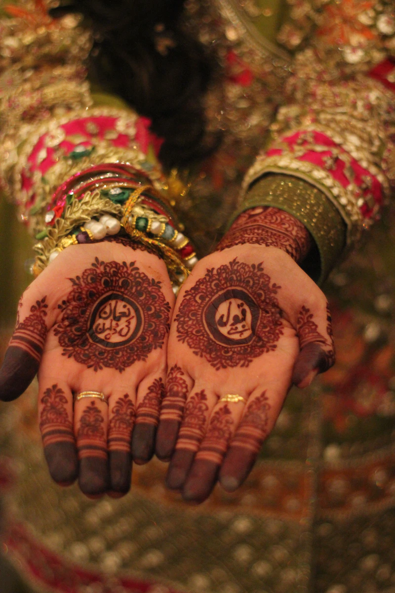 Henné traditionnel sur les mains