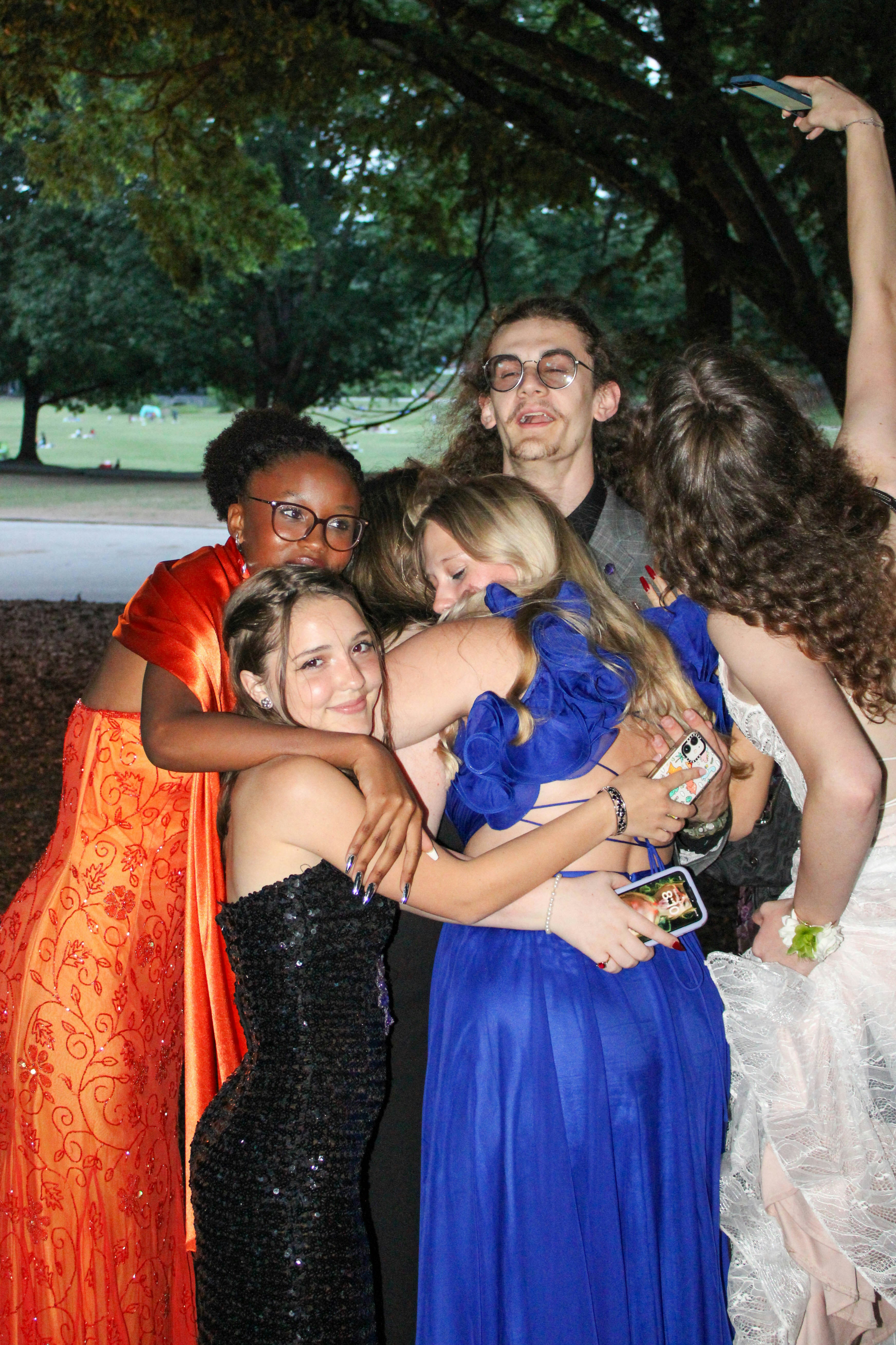 sekelompok orang berdiri bersebelahan