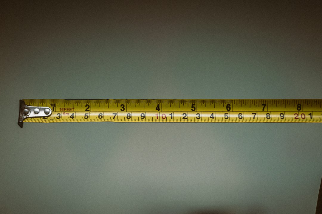 센티미터 눈금이 보이는 펼쳐진 줄자