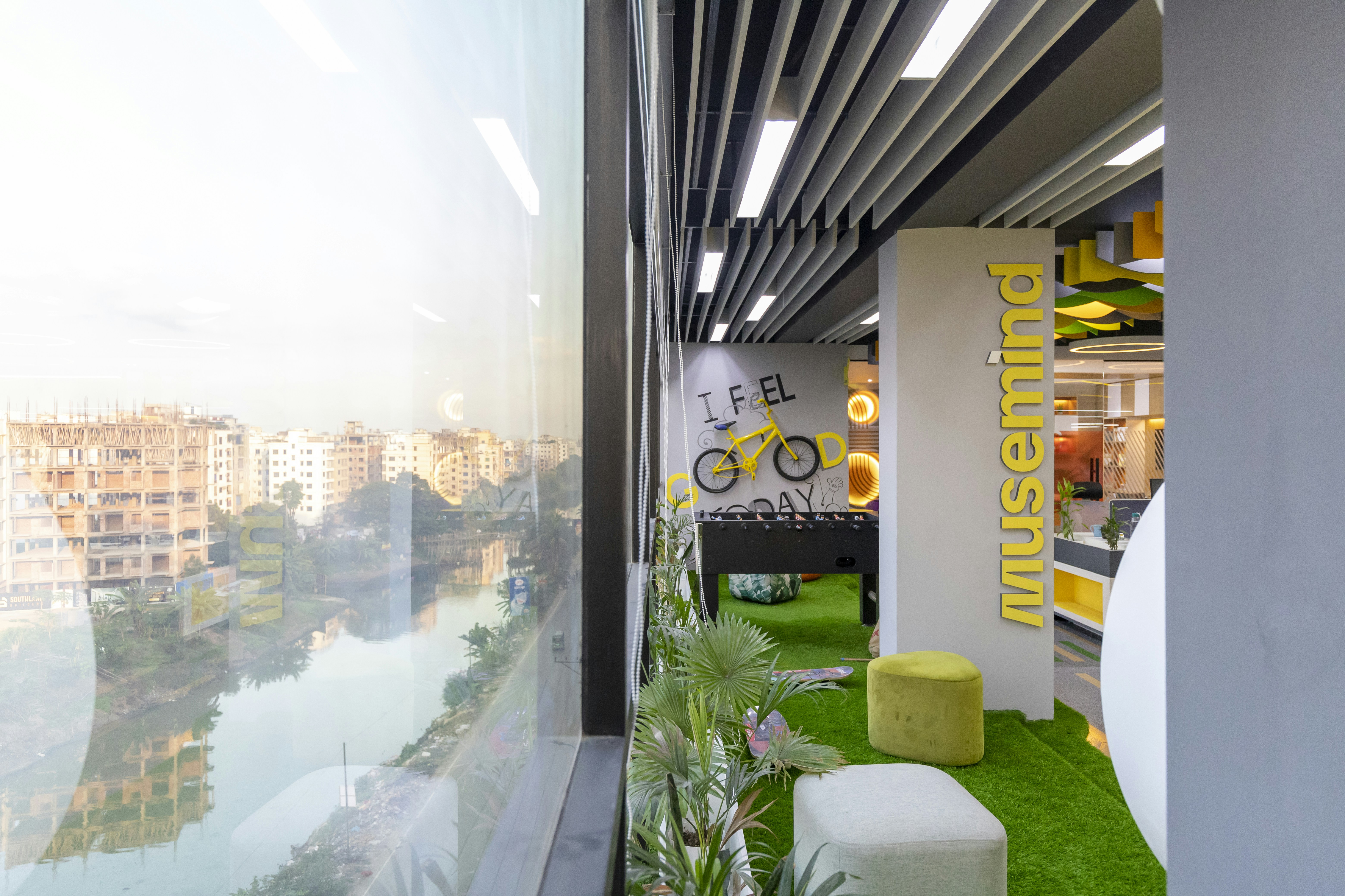 ein Zimmer mit Blick auf einen Fluss und Gebäude