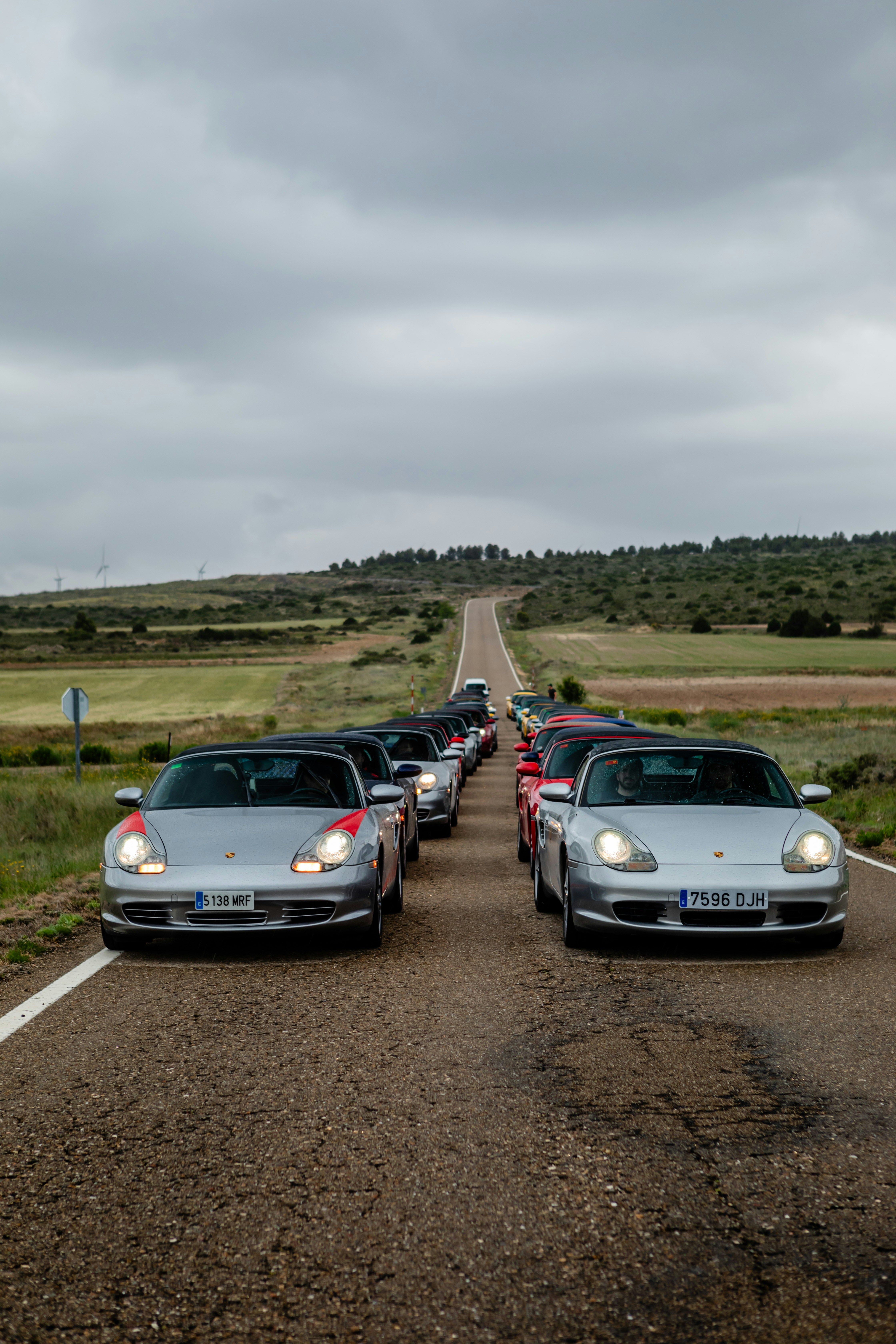 un groupe de voitures garées sur le bord d’une route