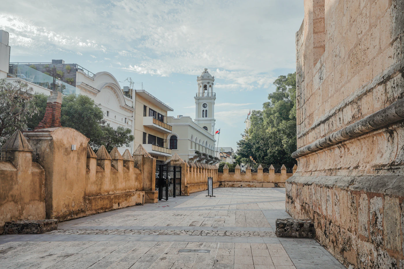 Calle de la Zona Colonial de Santo Domingo con torre de reloj al fondo