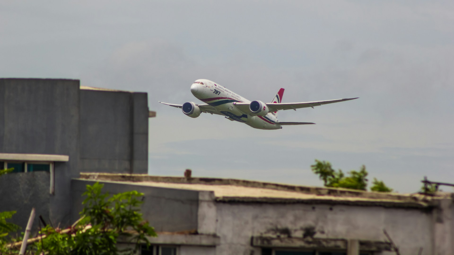 an airplane is flying low over a building