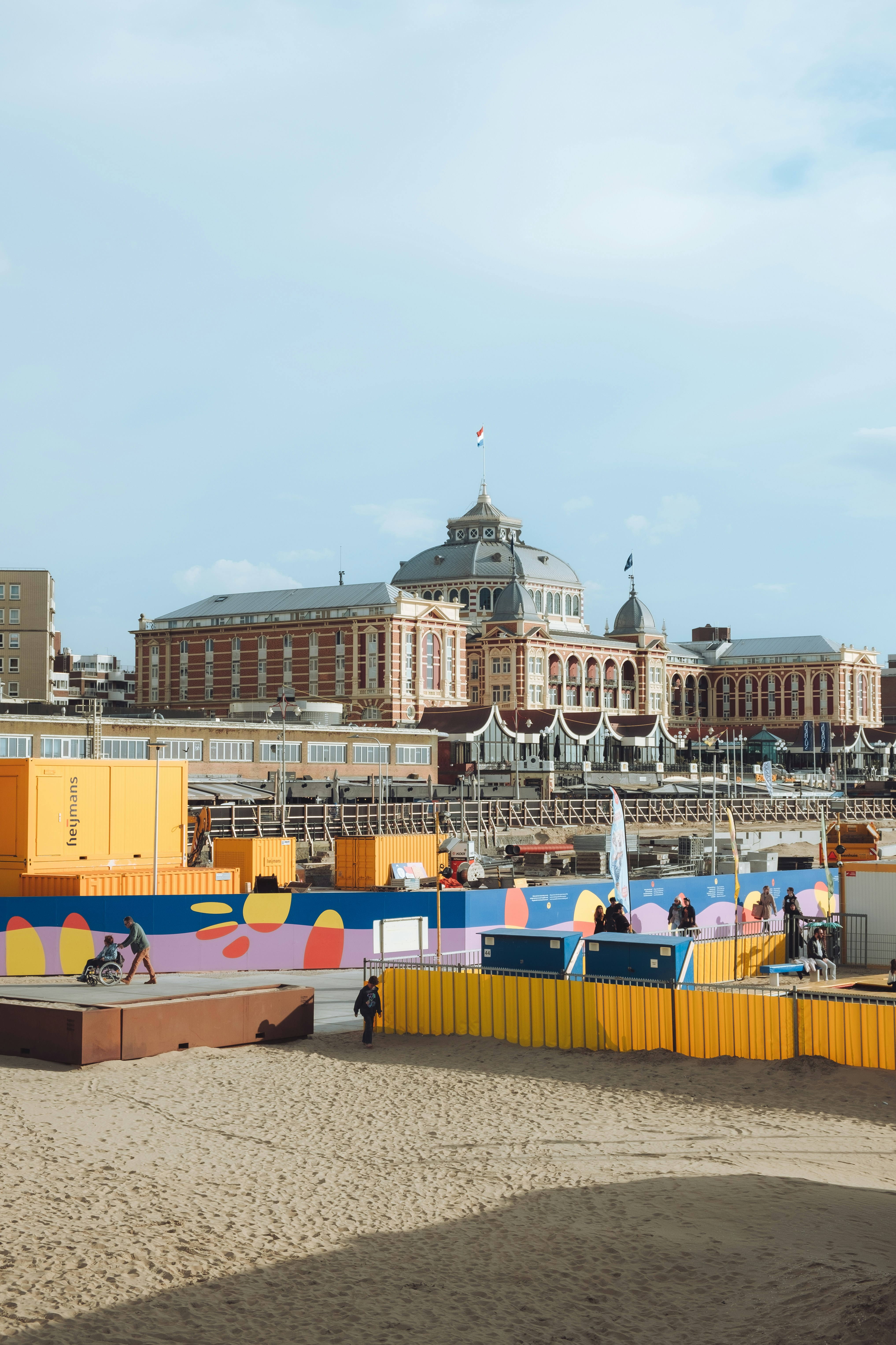 ein Strandbereich mit einem Gebäude im Hintergrund