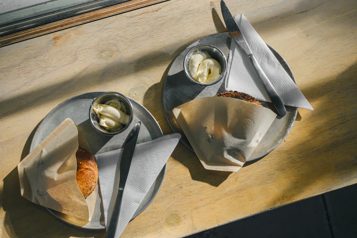 Mesa con café y comida típica de una cafetería en Melbourne