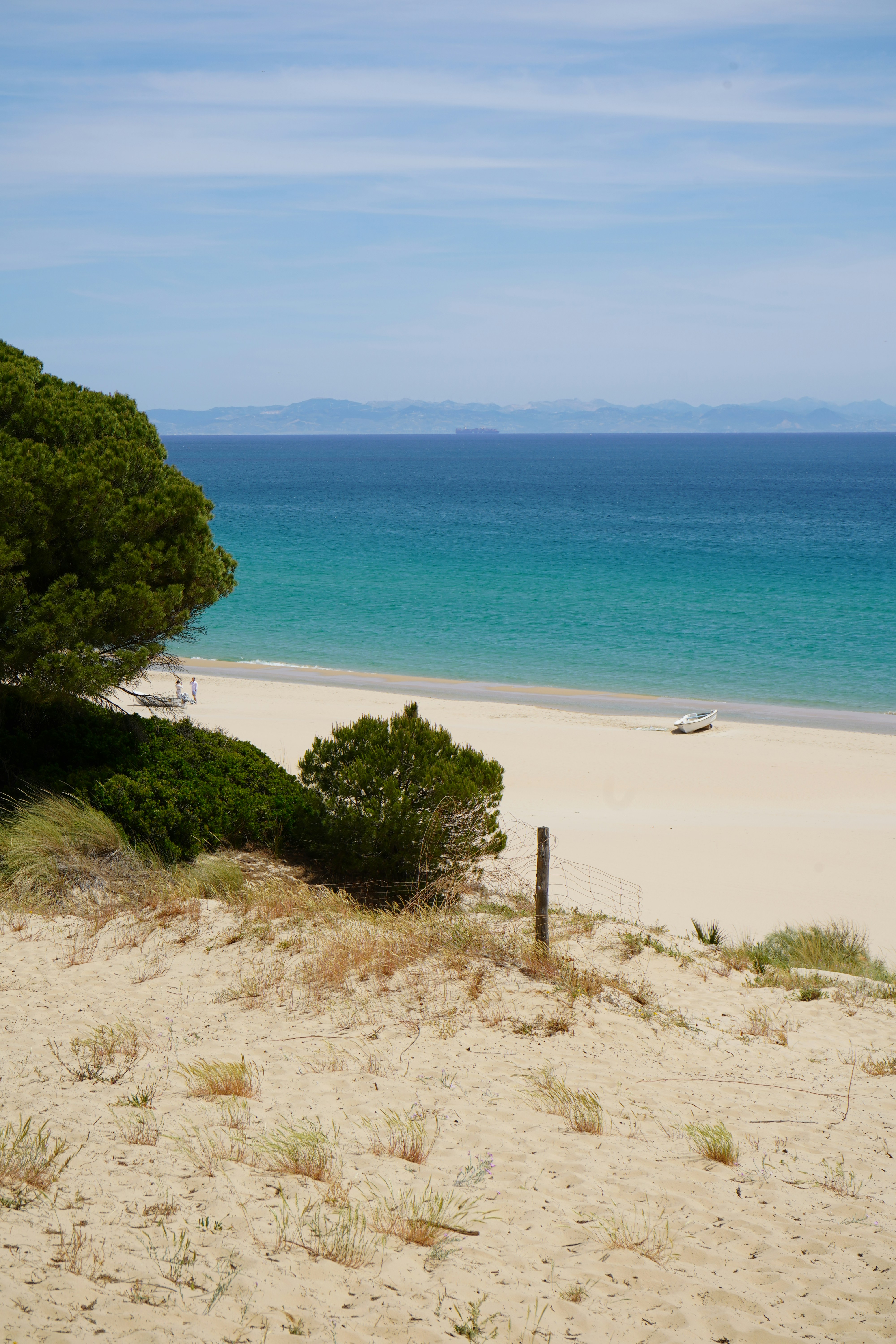 vista para uma praia com um barco na água