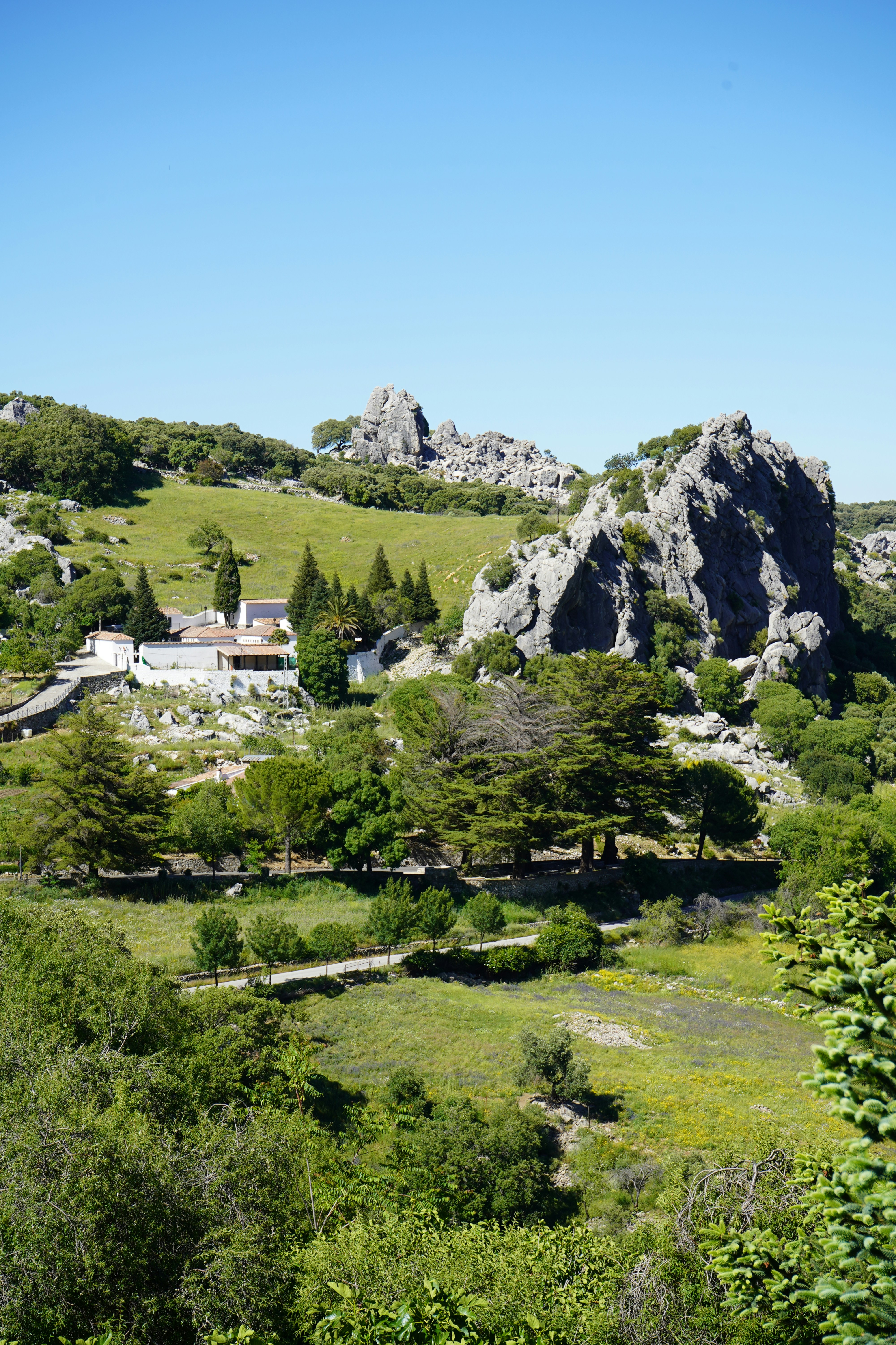 uma montanha com uma casa no topo dela