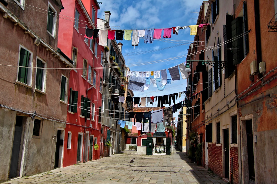 a narrow street with clothes hanging on a line, how to dry in venice