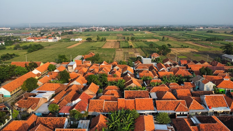 Pemandangan aerial desa wisata Indonesia dengan rumah beratap merah
